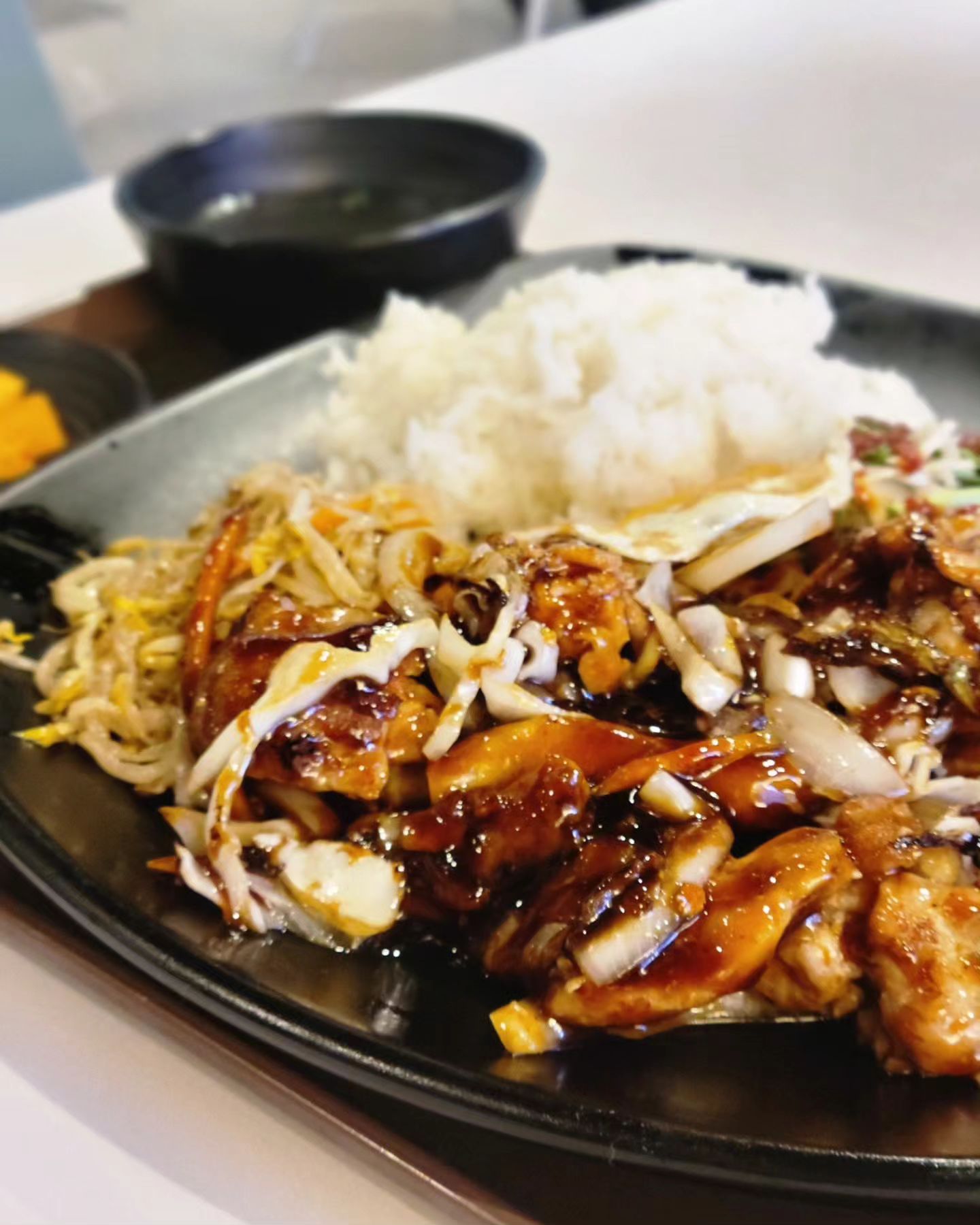 *
⠀
지난번 키티전시관 갔다가 이곳저곳 구경하던 중 들렀던
쇼핑몰 식당가에서 먹은 철판 치킨데리야끼를
잊지못한 딸아이👧
⠀
자꾸자꾸 또 먹고싶다고 수시로 얘기하기에
스시 먹으러 일본으로 당일치기는 못가지만ㅋ
까짓것! 동대문 정도야!!! 가자!!!!
⠀
딸아이는 난생처음 타보는 2층버스 맨앞자리에 
잔뜩 설레었다가... 어지럽다며...
2층은 두 번은 안탈 것 같다고🤣
경험해봤으니 되었다ㅋㅋㅋ
⠀
버스타고 지하철타고 걷고 걸어서
제일 먼저 두타몰 지하2층으로 직행~!
⠀
이 더운 날.
밥 먹으려 이렇게까지 할 일이냐만은...
맛있으니 만족 또 만족👍💕
⠀
#2층버스 #2층버스맨앞자리 #동대문두타몰 #B2109호 #마고미 #철판요리 #치킨데리야끼 #동대문먹거리