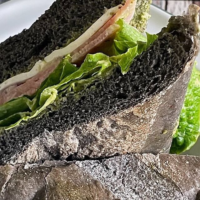  ✨IAMinto✨ on Instagram: "로드샌드위치 본점

직접 만든 소프트 바게트 빵으로 만드는 로드샌드위치 🥪 
강동구 본점에서 브런치겸 맛있는 샌드위치 먹고 왔습니다 🫶🏻

다이어트하는 분들 추천 !
식단하다가 질릴 때 건강하고 가볍게 샌드위치 하나 뚝딱하면 되겠더라구요 :D

🥖 로드샌드위치 (바게트) ₩6,700
시그니처 겉바속촉 바게트빵 !
햄, 치즈, 아삭아삭한 야채, 소스가 잘 어우러지고, 먹고 나서 속에 부담이 없어서 좋았어요 👍🏻
특히나 겉은 엄청 바삭한데, 속은 폭신폭신 부드러웠어요 ☁️

🥖 먹물바질샌드위치 ₩7,600
건강한 먹물 바게트 빵과 프레시한 바질향이 좋았아요 🌿
바질 좋아하시는 분들 무조건 추천 !!!
기본 시그니처 로드샌드위치보다는 짭짤고소한 맛이 있어요

☕️ 아이스 아메리카노 ₩2,800
산미가 느껴지지 않아서 좋았어요

☕️ 밀크티 ₩4,300
은은향 티 향이 샌드위치와 잘 어울리니 음료로 꼭 같이 시켜드세요 !

——————

바게트 샌드위치가 인기가 많은지 주문배달도 많더라고요.
종류도 다양해서 다음에는 다른 메뉴도 도전해봐야겠어요 🌷 

.
.
.

📍서울 강동구 상암로 146 로드샌드위치 본점
(굽은다리역 2번출구에서 천호중학교 방면으로 300미터 정도 올라오시면 보여요 👀)

⏰ 매일 9:30-20:00

#광고#로드샌드위치#바게트샌드위치#샌드위치맛집
#강동구샌드위치#강동구브런치#브런치
#로드샌드위치본점#요즘먹방"
