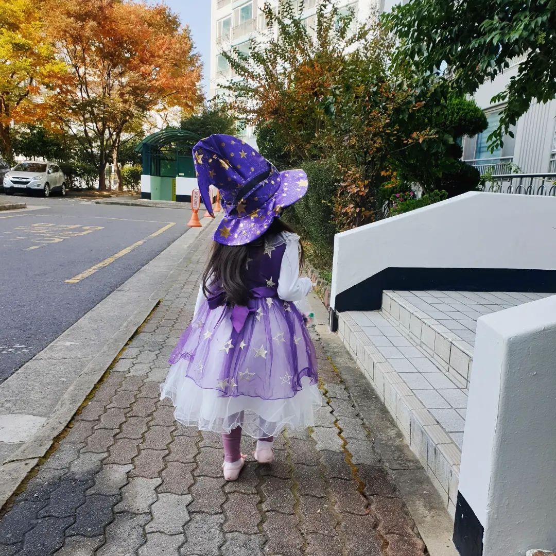 ㆍ
꼬마 마녀 💜
 
 
 
#보라보라해 #보라공주