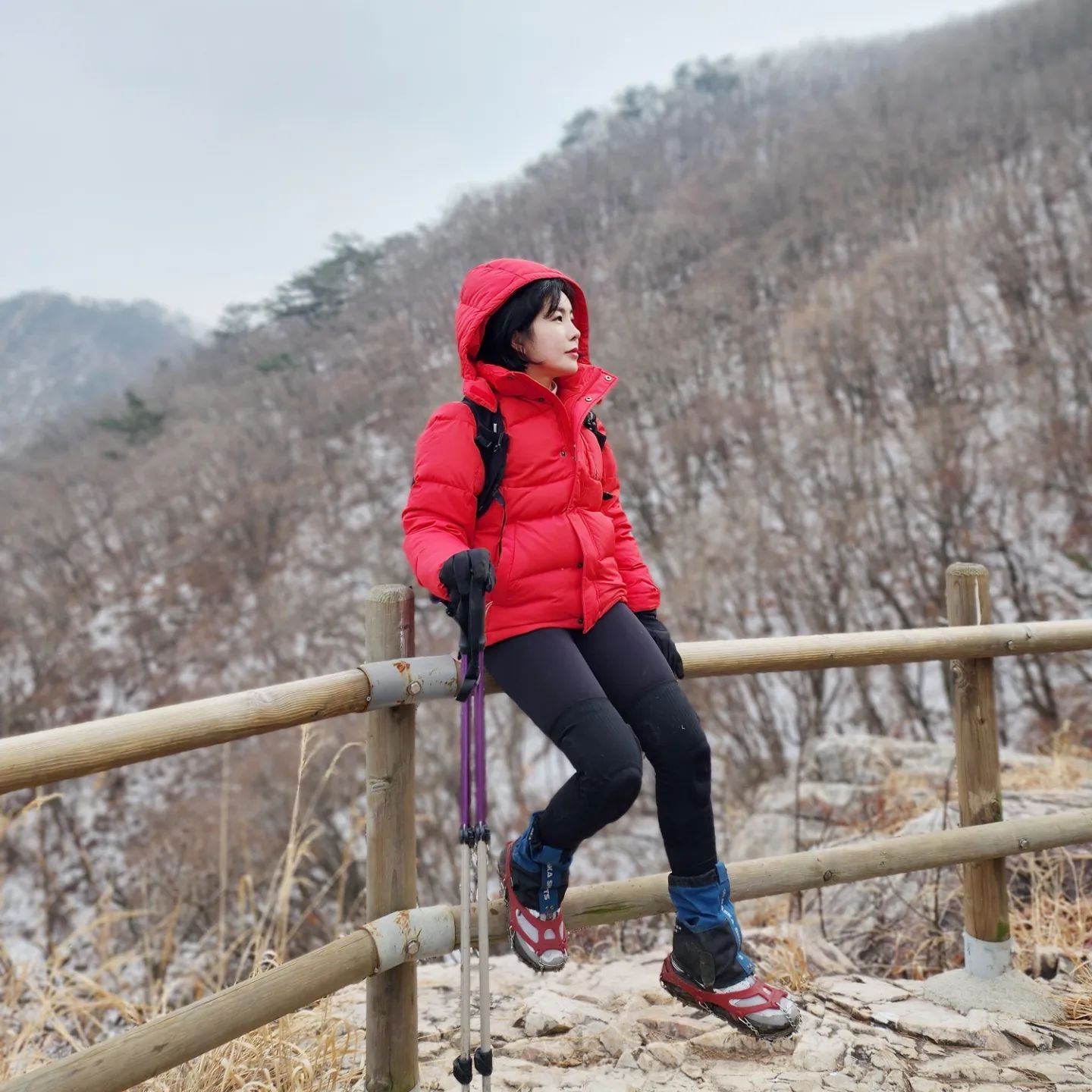 #소요산 🌲
 
 
짝꿍이 공주봉 옆에 서보라하고 가방을 세우더니
소요산 공주를 만들어줬네여👸😆💓
눈없고 흐려서 뷰도 잘 볼수 없었어여
맑은 날씨 볼날 오겠죠🤝
눈녹은 진흙에 한번 꽈당도 하고
돌이 은근 많고 봉우리 이름과 
산이름 이쁜 소요산 잘다녀왔다규🌲
 
✔️코스는 참전기념비-하-중-상백운대-소요산-
공주봉-백운암-일주문-주차장 10.4km 5시간반
 
 
 
#제품협찬  lloneluvll
등산인들의 필수품 무릎보호대
하산시에 무릎이 종종 시큰했는데
원럽 무릎보호대 탄성과 편한 착용감
충격완화 실리콘패드와 스프링 지지대가
360도 완벽 서포트를 해주어 무릎을 편안하게 지켜주네여
소요산 2시간 하산동안 통증없이 편안했어여
무릎은 건강할때 지켜야 해요🦿💪 
 
 
 
 
#산수빈#동두천#등산스타그램#소요산정상#공주봉
#등산무릎보호대#등산용무릎보호대#헬스무릎보호대
#축구무릎보호대#러닝무릎보호대#런닝무릎보호대
#스쿼트무릎보호대#무릎보호대추천#농구무릎보호대#원럽