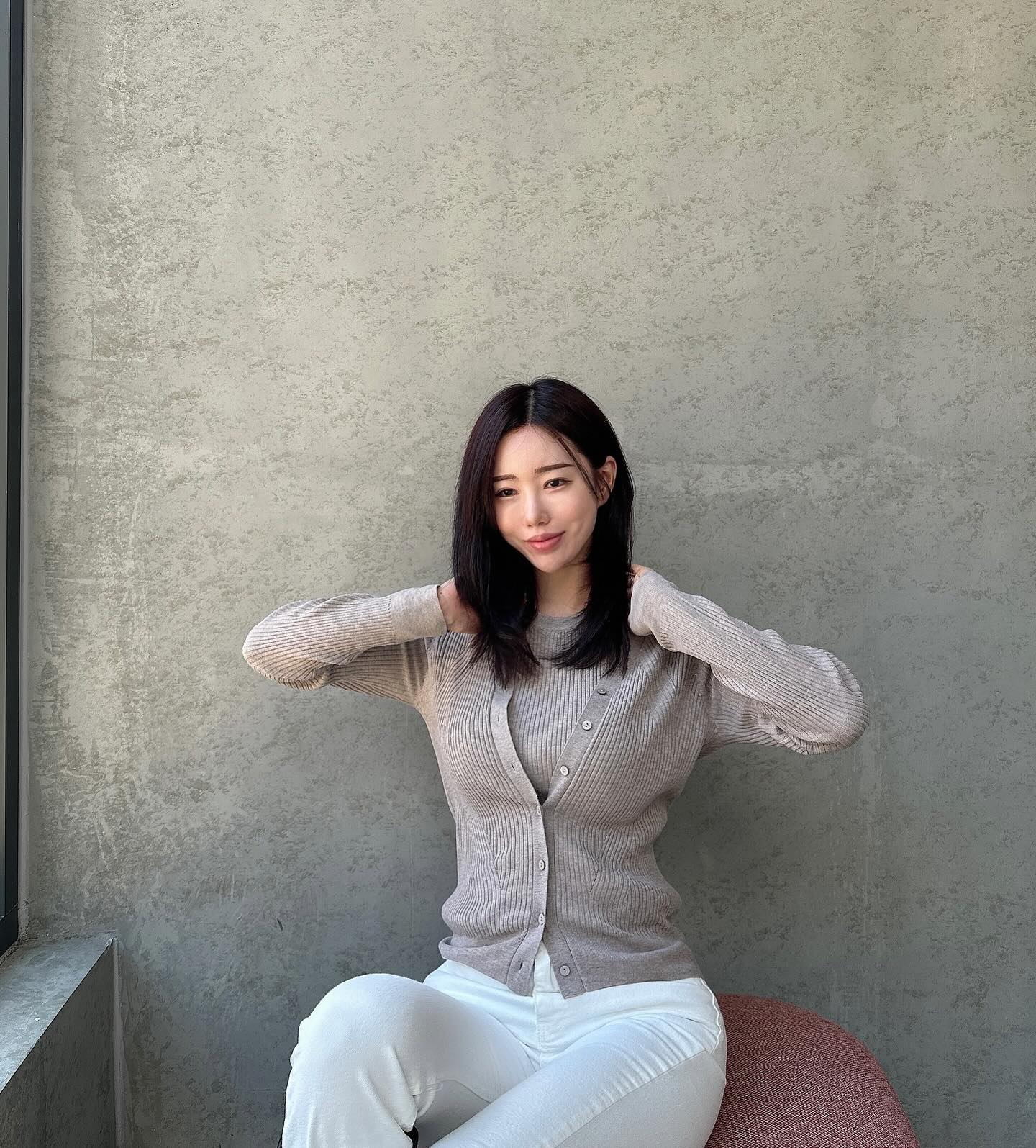 #협찬 
파리지엔 모던, 시크한감성을 담은 프랑스 패션브랜드 “모르간”을 소개할게요

3년연속 gs shop 전체 브랜드판매 1위를
달성한 30,40대 여성복으로 너무 유명한 브랜드인데요

저는 봄신상 니트가디건 세트를 착용했는데
컬러는 블랙,그레이,아이보리 3컬러이고
슬리브리스+가디건 조합의 트윈세트라
따로, 또 같이 다양하게 스타일링이 가능했어요!
한여름 제외하고는 사계절 내내 활용할수있을거같아요 😄

슬리브리스만 입었을때는 시크한느낌,
가디건과 세트로 입었을때는 여성스러운 느낌이었고
적당한 핏감에 부드러운 촉감까지🥹

봄과 어울리는 
꾸안꾸 데일리룩 찾으시는분들은 
요 가디건세트 꼭 소장하세요 👍🫶

gditor_story 

#협찬 #모르간 #MORGAN #지에스샵 #GSSHOP #여자데일리룩 #출근룩 #하객룩 #오오티디 #봄신상 #봄니트 #봄코디