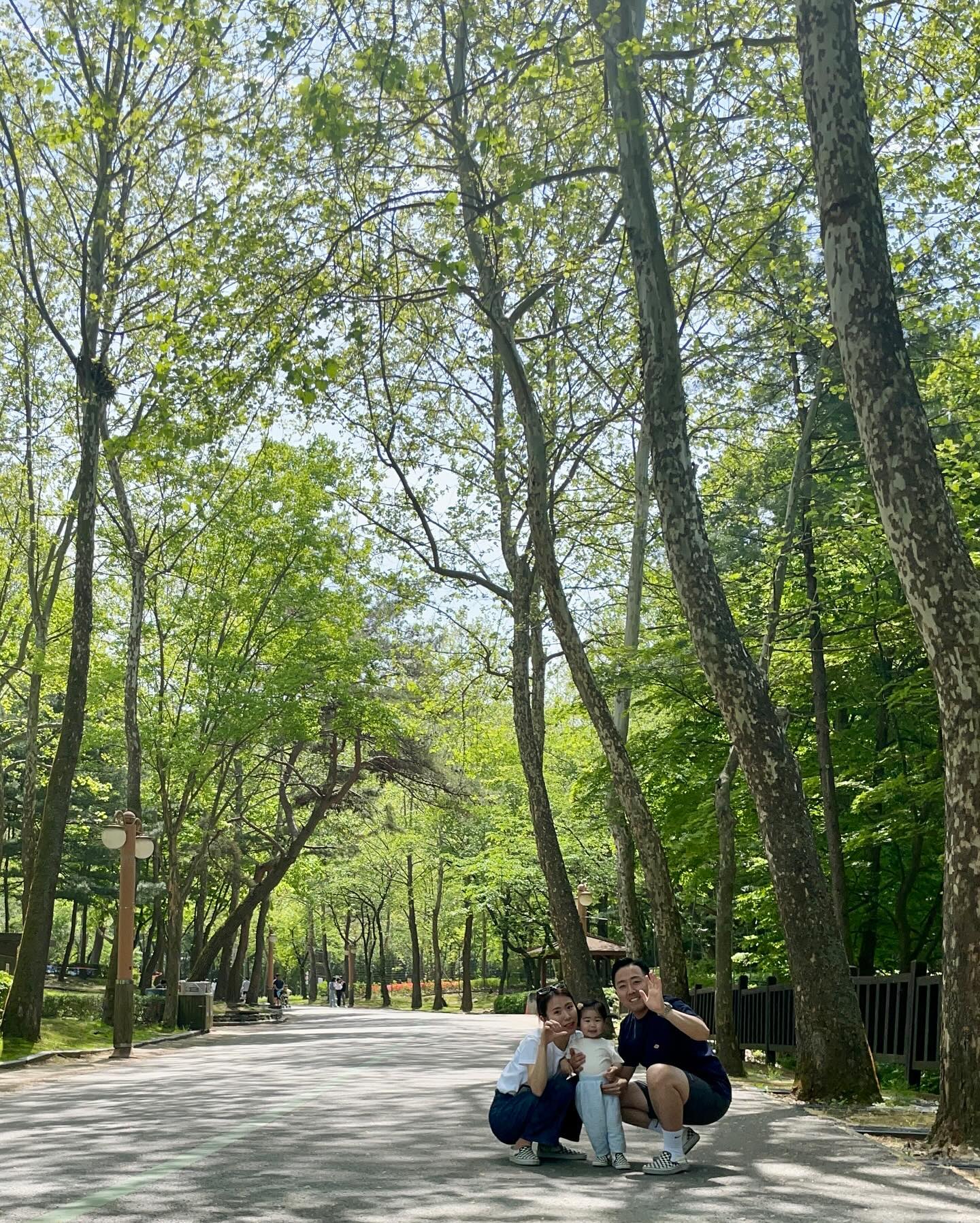 ⠀
⠀
아침 일찍 일어나 유부초밥 싸서 달려간 서울대공원
⠀
어렸을 때 이후로 오랜만에 간 동물원🦒🦁🐯🐒
나여니랑 엄청 신나게 놀고 모두 넉다운
다음엔 에버랜드 가볼까 -?!
⠀
⠀
#서울대공원 #과천 #서울대공원동물원 #동물원 #코끼리열차
#아이와가볼만한곳 #주말여향 #아이랑가볼만한곳
#동네데이트 #딸바보 #육아소통 #신혼소통 #딸스타그램
#생후586일 #18개월아기 #고집불통 #호랑이띠맘 #수원맘
#아기옷 #나들이 #ootd #아기패션 #봄나들이 #아기빠방
⠀
⠀
⠀