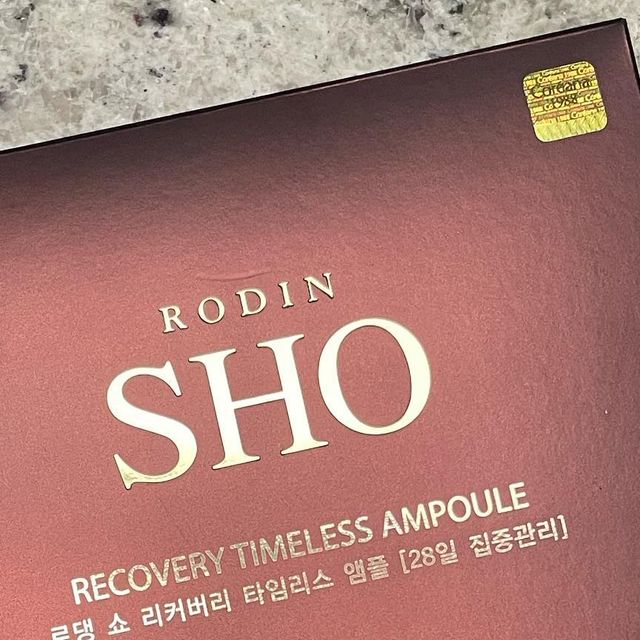 정이 🎀 on Instagram: "#광고 ‼️코리아나 로댕 쇼 리커버리 타임리스 앰플 작은크기의 앰플인데 바이알 한알이 하루양 이지만 저는 조그만한 스포이드를 사용해 꾸준히 발라주고있어요 ! 바