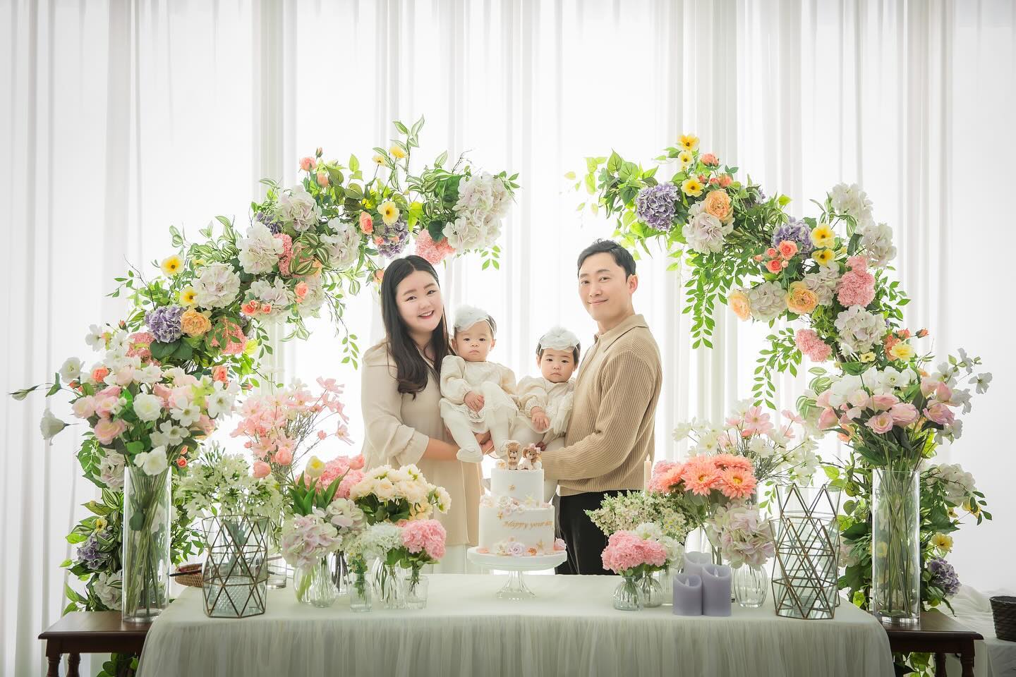 하나 서이 생일축하해❤️

오랫동안 저를 봐오신 여러분들은
벌써 하나서이가 돌이야? 하시죠?ㅎㅎ
정말 1년 후딱 지나가더라고요~

임신했다고 임밍아웃,
그것도 쌍둥이라고 깜짝놀래켜드린게 엊그제 같은데
그 꼬물들이 벌써 첫 생일을 맞이했습니다.

앞으로도 밝고 건강하게 잘 키우겠습니다❤️

엄마아빠에게 매일 감동을 주는
예쁜 우리 해나 해온아
건강하게 잘 자라줘서 고마워
사랑해❤️

엄빠아빠 된지 1년 기록
아싸 드뎌 돌 끝맘💃🏻💝
.
.
#뚜울부부👩🏻‍❤️‍👨🏻 #하나서이 #하나뚜울서이
#하나서이_12개월 #하나서이_366일 #하나서이_52주
#뚜울해❤️ #해둥이 #쌍둥이 #쌍둥이아기
#하나서이_첫돌 #첫돌 #쌍둥이돌잔치
#쌍둥이첫돌 #돌끝맘 #아싸 #돌잔치스냅얼른나왔음좋겠다