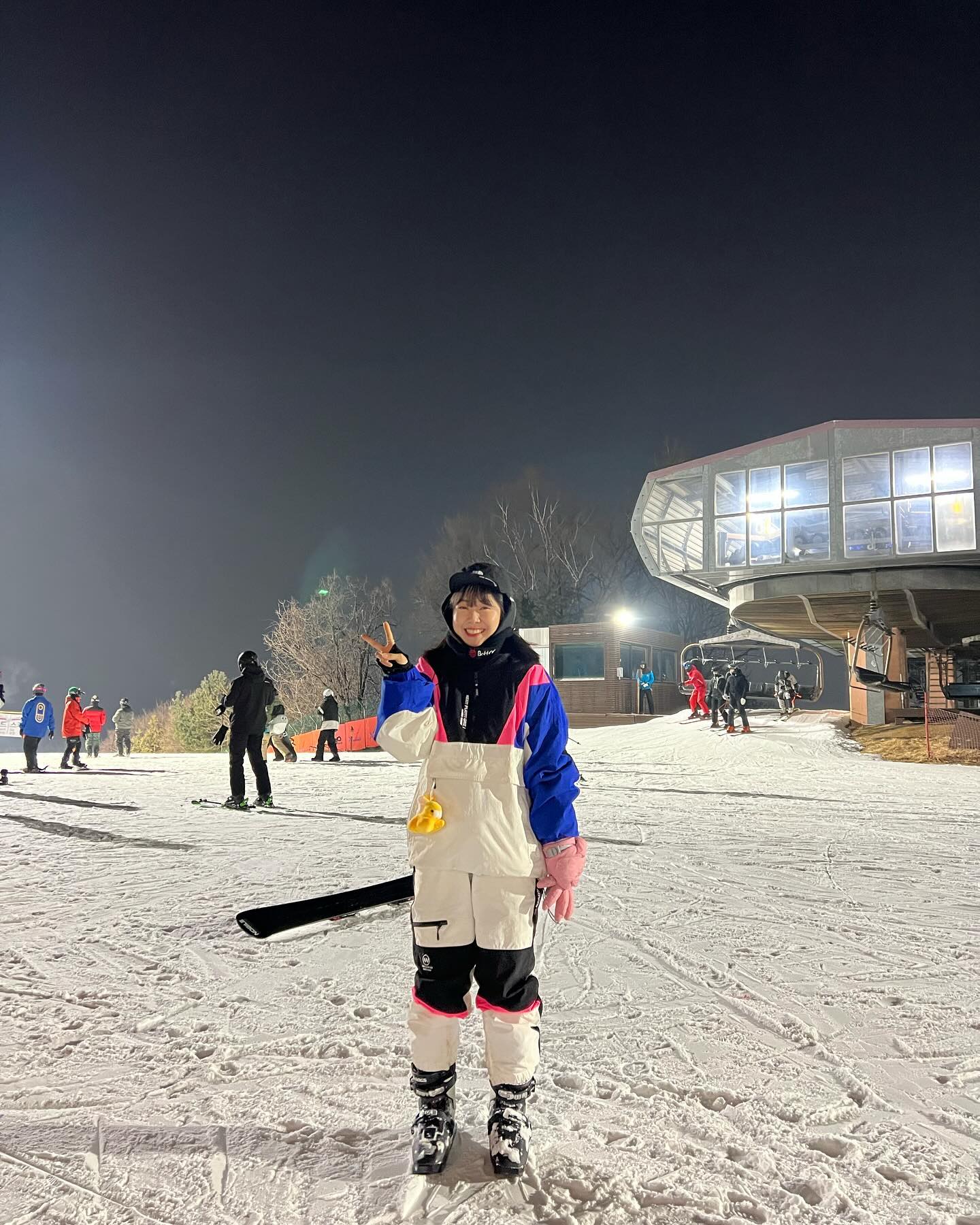오랜만에 주씨모임
26년째 스키만 타던 나
20대 후반을 마주하고 첫 슬독 도전
눈에서 열심히 굴렀다 🫠 온몸이 쑤신다
밤샘권 끊어서 6시간 반동안 뽕빼고 스키탔다
내 체력 아직 안죽었네
.
.
.
.
#스키 #비발디파크 #비발디파크스키장 #슬래드독 #톰슨 #스키장 #홍천여행
