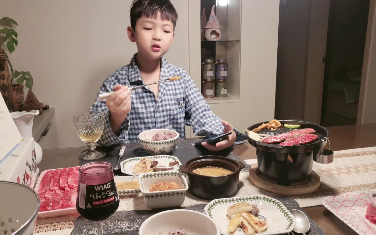 "엄마, 오늘은 소고기랑 청국장이 먹고싶어🧡"

맨날 뭐가 그렇게 먹고 싶은게 많니~🥲

살치살이 먹고싶었지만, 품절되서 아쉬운대로 업진살이랑 꽃등심🥩

재작년에 선물받은 미니화로, 이제야 개시하네😁
덕분에 분위기사네🙇‍♀️

둘이서 오붓하게, 오늘도 행복💕

인친님들도 오늘 하루 고생하셨고, 편안하고 행복한 저녁시간 보내세요🥂🫶