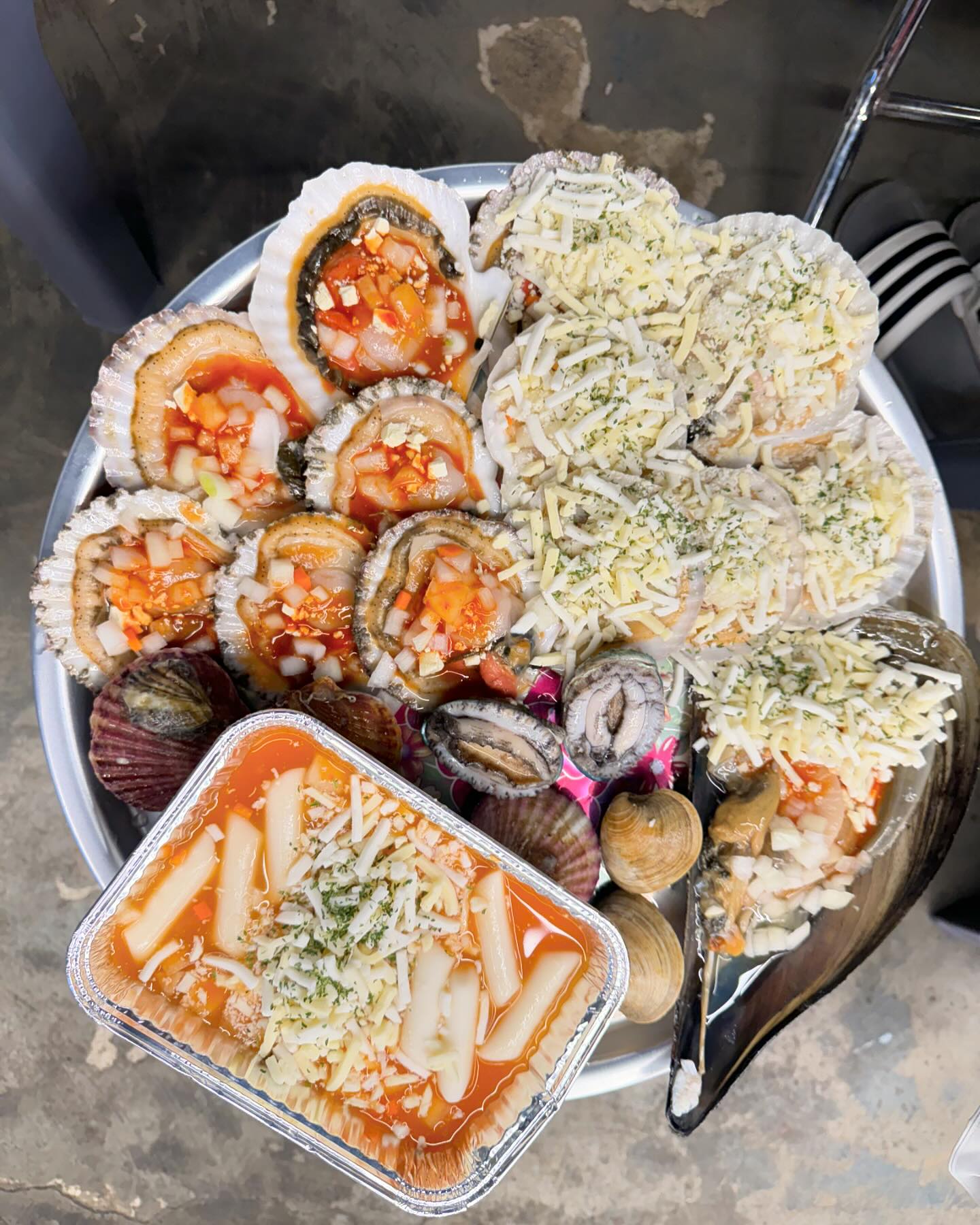 삼천포대교 조개구이맛집 뷰맛집⭐️
조개구이 소자에 가리비 엄청많고 전복까지 ❤️
치즈도 엄청 푸짐하게 주신다~~
케이블카 바로 앞이라 케이블카 타고
조개구이에 쐬주한잔하면 여기가 천국~~🫶

조개구이 소 49,000원
해물라면 2인 10,000원

#조개구이#삼천포조개구이맛집#사천케이블카맛집#거북이조개포차#삼천포조개포차#해물라면