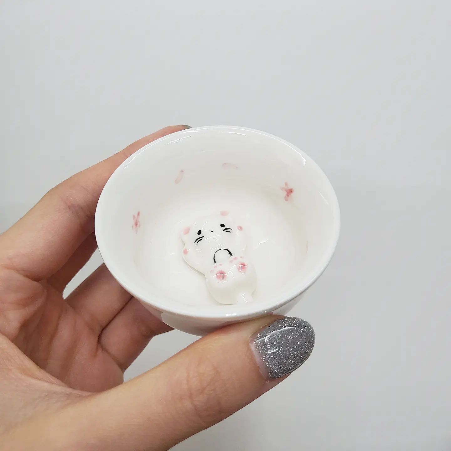 #광고 #꿈의공방 #벚꽃냥잔

술잔, 찻잔으로 사용하기 좋은 벚꽃냥잔😺

저 작은 잔속에 귀여운 고양이가 들어가 있어서 보고있으면 행복해짐 ㅎㅎ
저게 다 손으로 직접 그리신거라고!!
물감, 유약, 흙으로 만든 꿈의공방 도자기들은
모두 무독성이라 인체에 해롭지 않다는점!

https://smartstore.naver.com/dreamheart
.
.
.
.

#술잔 #소주잔 #고양이 
#좋아요 #팔로우 #일상