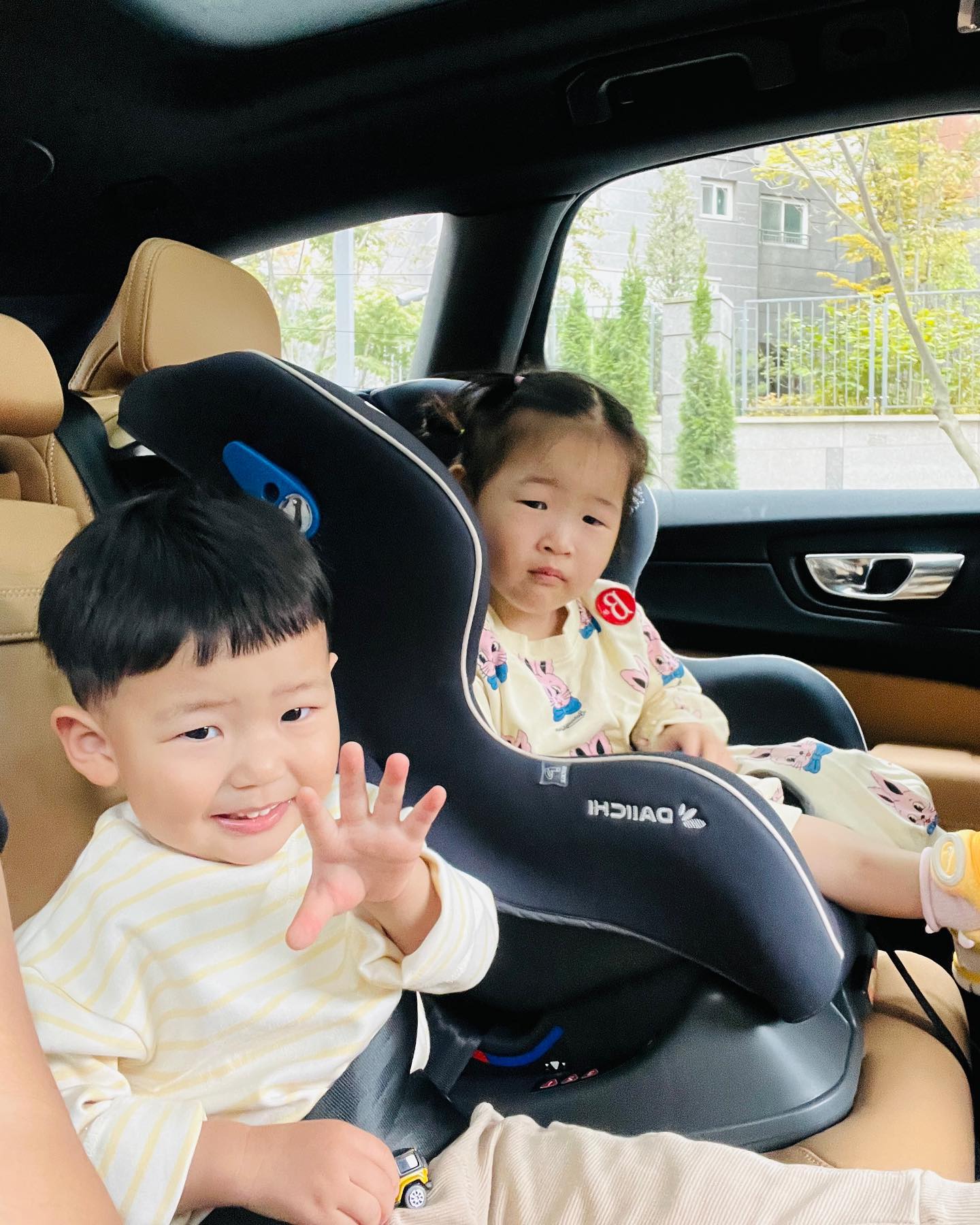 햇빛은 없었지만 포근했던 오늘 날씨🌿
칭구와 함께 하니랜드로 출동했어요 :)
주말에도 한산한 하니랜드에서 엄마들도,
아가들도 재밌게 놀고왔네요 ㅎㅎ
담에 또 놀자 칭구야💛
⠀
⠀
#론니 #32개월아기 #하니랜드 #파주나들이