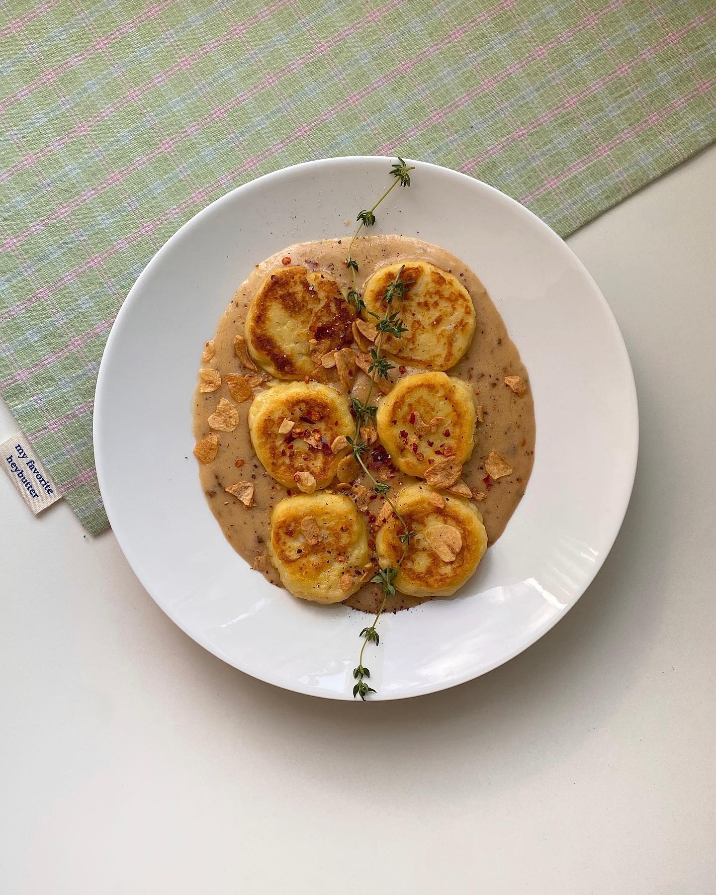 🍽오늘의 메뉴🍽 ---> 매운크림뇨끼
.
.
👩‍🍳💬 남은 감자 두개로 뇨끼를 해먹었습니다! 생각보다 너무 간단하고 빠르게 만들어지더라고요..? 레드페퍼, 다진마늘, 마늘후레이크(마늘러버 한국인 그 잡채) 픽팍 넣고 만든 크림소스에 내가 만든 뇨끼를 투하하면 완성 😉🙌 첨 시도해본 뇨끼라 그런지 아쉬운 점도 많지만 괜히 뿌-듯

하.. 이번주 월화수목금은 또 어떻게 버티죠 ㅎㅎ..오전에 필라테스 신청하겠다고 다짐했는데 가능할랑가 모르겠어요 ㅋㅋㅋㅋ 미라클모닝 해보려구요.. 진짜 진짜 월요팅 입니다.. 화이팅 !! 👊🏻👊🏻👊🏻
.
.
#먹팔 #먹팔맞팔 #다이어트식단 #다이어트레시피 #다이어트식단공유 #다이어트 #요리계정맞팔 #요리스타그램 #요리레시피 #요리그램 #자취요리 #자취요리레시피 #자취요리그램 #자취요리스타그램 #집밥일기 #집밥 #집밥그램 #집밥요리 #요리맞팔 #먹팔해요 #먹팔환영 #먹팔소통 #먹팔하면맞팔 #훔쿡 #홈카페 #홈스토랑 #홈브런치 #집밥레시피 #집밥메뉴