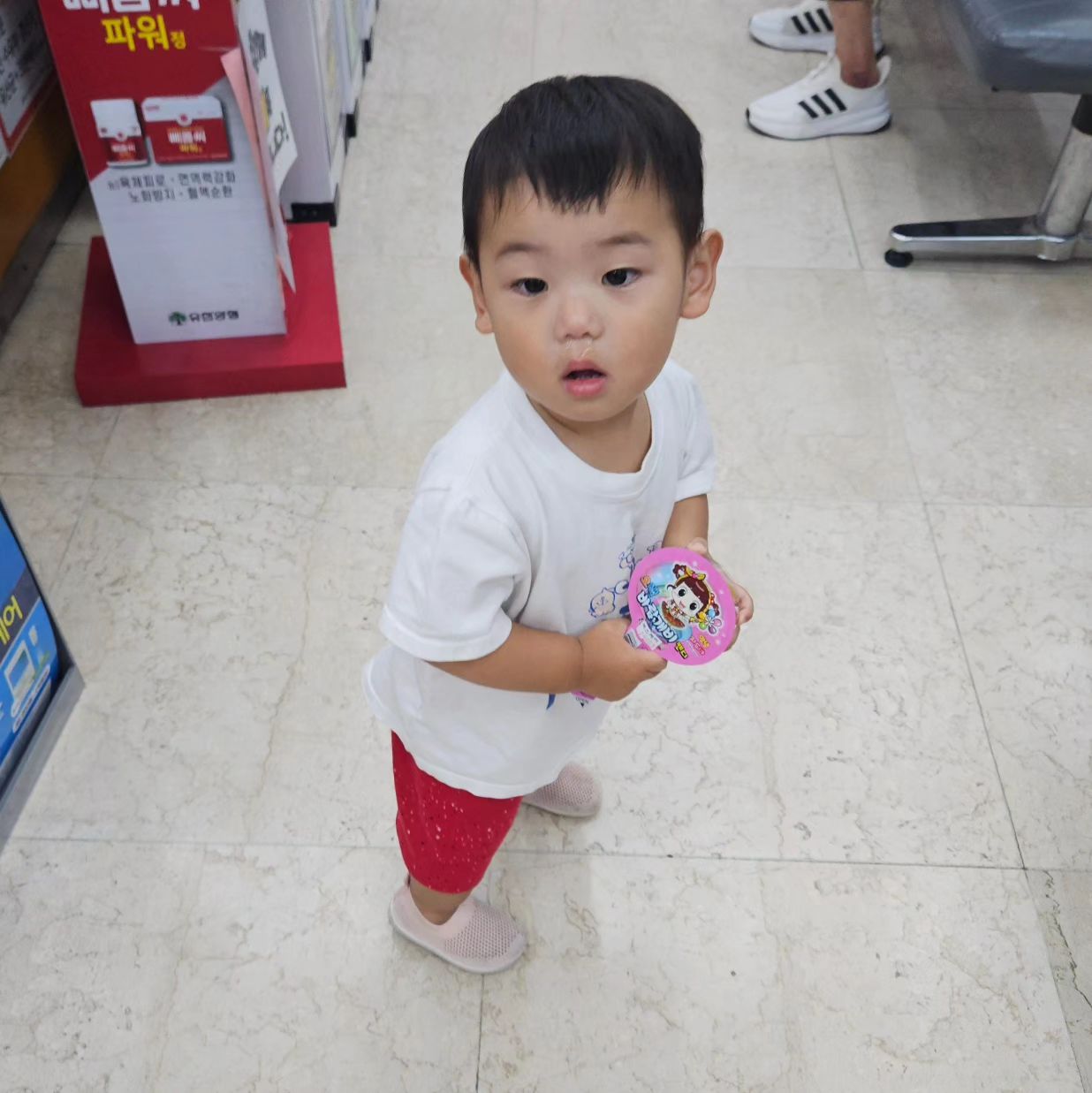 유행에 민감한 남자 김태영이
이번에는 수족구 당첨 !!!
하하하하하 일주일가고 일주일 못가고
자유를 맞본자 어린이집을 못가게 되다니
너무나도 슬프다🤧🤧😭😭😭
최애의아이 다시 정주행이나 해야지