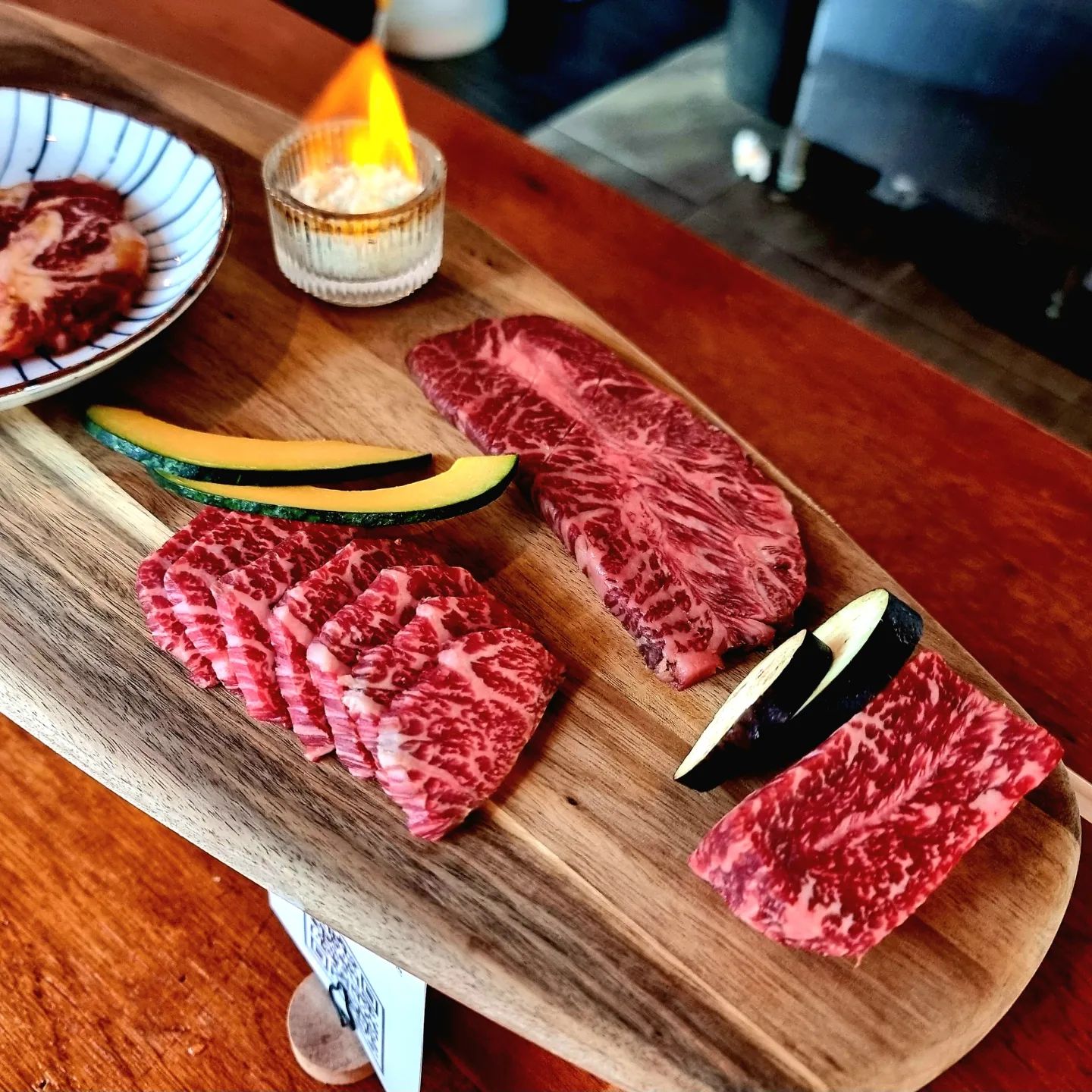 #협찬 고급진분위기에 부드럽고 맛있는 한우를 맛 볼 수 있는 우시야💕 

우시야는 수요미식회에서 검증받은 소고기집으로 아늑한 분위기에 한우 오마카세로 다양한 부위를 한번에 맛 볼 수 있어요!🥰
우시야만의 특별한 숙성 방법으로 숙성소고기의 깊은 감칠맛을 느낄 수 있어요!😖 

다양한 코스요리와 세트메뉴, 단품주문도 가능하니 취향대로 주문하시면 되요~
저는 세트4종을 주문했어요!☺️
세트4종은 고기3종과 소꼬리로 구성되어있어요!
제가 간날은 살치살, 부채살, 채끝등심, 소꼬리로 나왔어요!
잘 숙성된 한우 비쥬얼이 넘 먹음직스럽죠❤️
직원분께서 먹는속도에 따라 한점씩 정성스럽게 구워주신답니다!
입에 넣자마자 사르르 녹을정도로 부드럽고 육즙도 살아있는 고기🥩 

식사로는 솥밥과 한우묵은지찌개를 시켰는데 정말 맛있어요!
뚝빼기에 팔팔끓여져서 나온 한우묵은지찌개!
한우가 듬뿍들어가있고 자박하고 짭쪼름해서 밥과 먹으니 꿀맛!👍
다 먹으면 솥밥으로 만든 숭늉까지 내어주시는데 구수하니 입가심으로 딱이에요😀 

분위기가 고급져서 연인들데이트코스로 추천드려요😍 

📍우시야
📍울산 남구 달삼로24번길 6 1층
📍영업시간 14:00 ~24:00
📍문의전화 0507-1310-7889
📍주차O 

#우시야 

#울산한우오마카세 #울산오마카세 #울산소고기맛집 #삼산동오마카세 #소고기오마카세 #소고기코스요리 #울산가성비맛집 #울산가성비오마카세 #삼산소고기맛집 #울산한우맛집 #삼산동소고기
