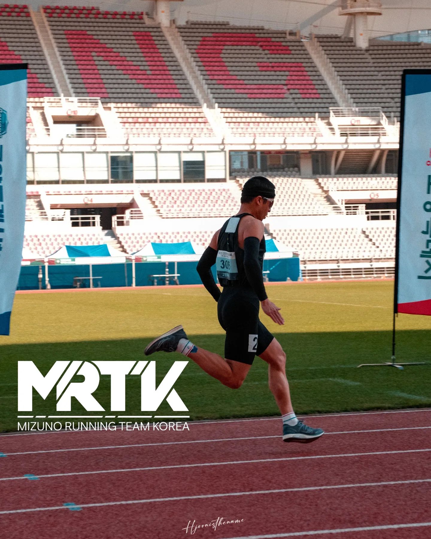 육상의 꽃 단거리
100m 첫경험

10초부근에 모든 걸 쏟아내는 종목.
관람객도 선수도 순식간에 끝나는 경기에 지루할 틈이 없다.
하지만 당일 준비만 몇십분에서 몇시간까지 걸리기도 한다.
그 10초를 위해 몇개월을 훈련하고 스타트 0.0몇초 반응에 승부가 갈리는 엄청난 경기.

생각으로는 잘 달릴 수 있을 것 같았으나 실패~
단거리 훈련을 거의 안했으니 당연한 것.

그래도 단거리의 매력과 실전을 경험하는 귀한 시간이었다.
내년엔 단거리 좀 더 많이 해보자!

📷 hjoonisthename #시골쥐필름 
📷 thedoors6

 #킹오브트랙 #고양트랙왕선발대회 
goyang_city_athletics

#미즈노러닝
mizunokr 
mizunokr_performance 

leste_sports #남자레깅스
tomdeer_official #톰디어선글라스
comport.official #컴포트양말 #러닝양말 신발과 일체감을 주는 #페더에어논슬립

#육상 #단거리 #100m #athlete #sprint #달리기 #run #running #runhappy #육상대회 #동호인 #runrunrun #런스타그램 #운동소통 #일상 #소통 #운동 #운동하는남자 #ㅇㅇㅇ #오운완 #athletics