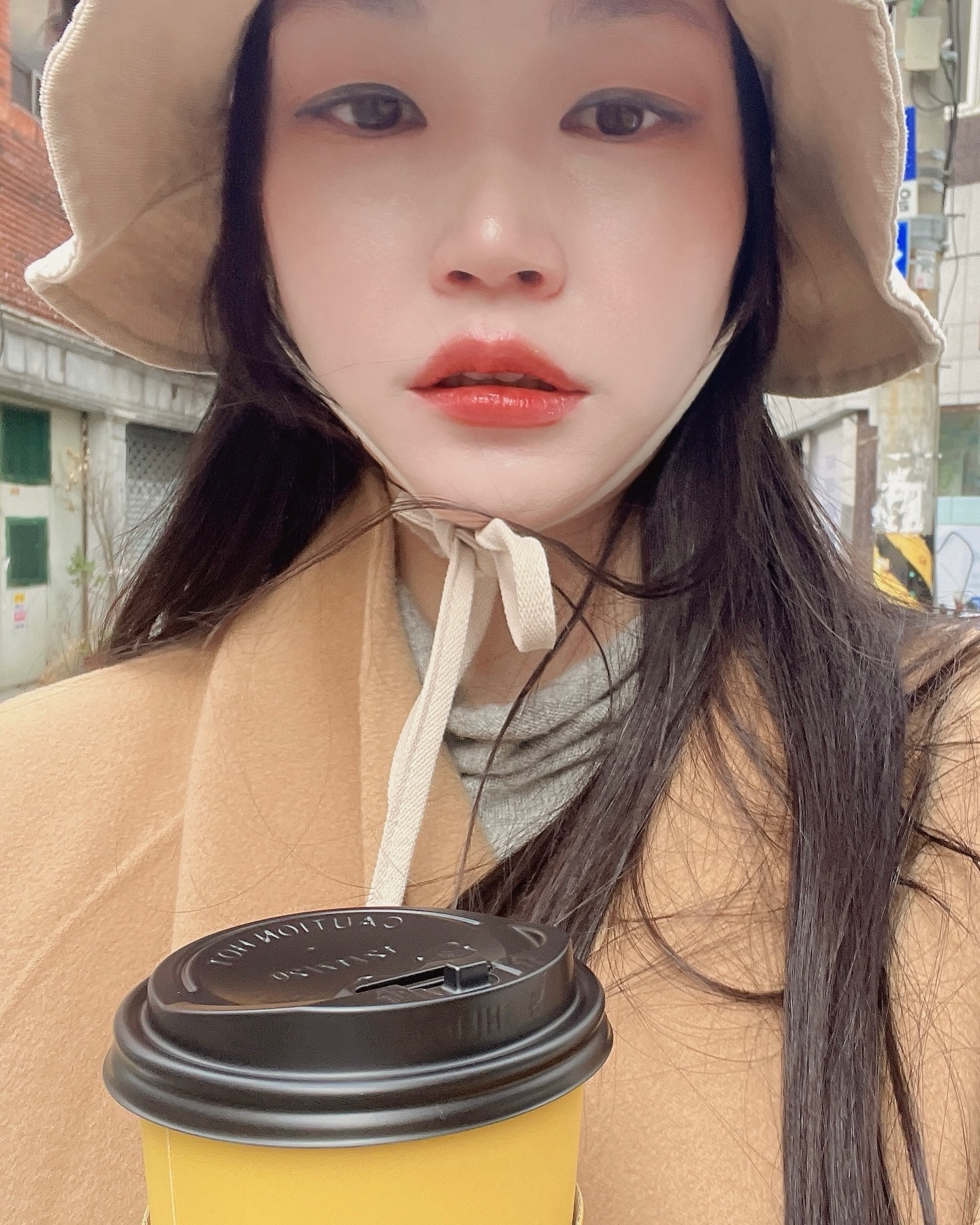 우앗 오늘 날씨 무슨일이죠? 느므 추워가지고, 후다닥 라떼 사와서 손 녹이고있어요 ㅎㅎ
바람도 강풍이라, 모자는 턱밑에 묶어버렸어요😂😂😂
강추위에 다들 잘 계신가요??

#한파 #겨울