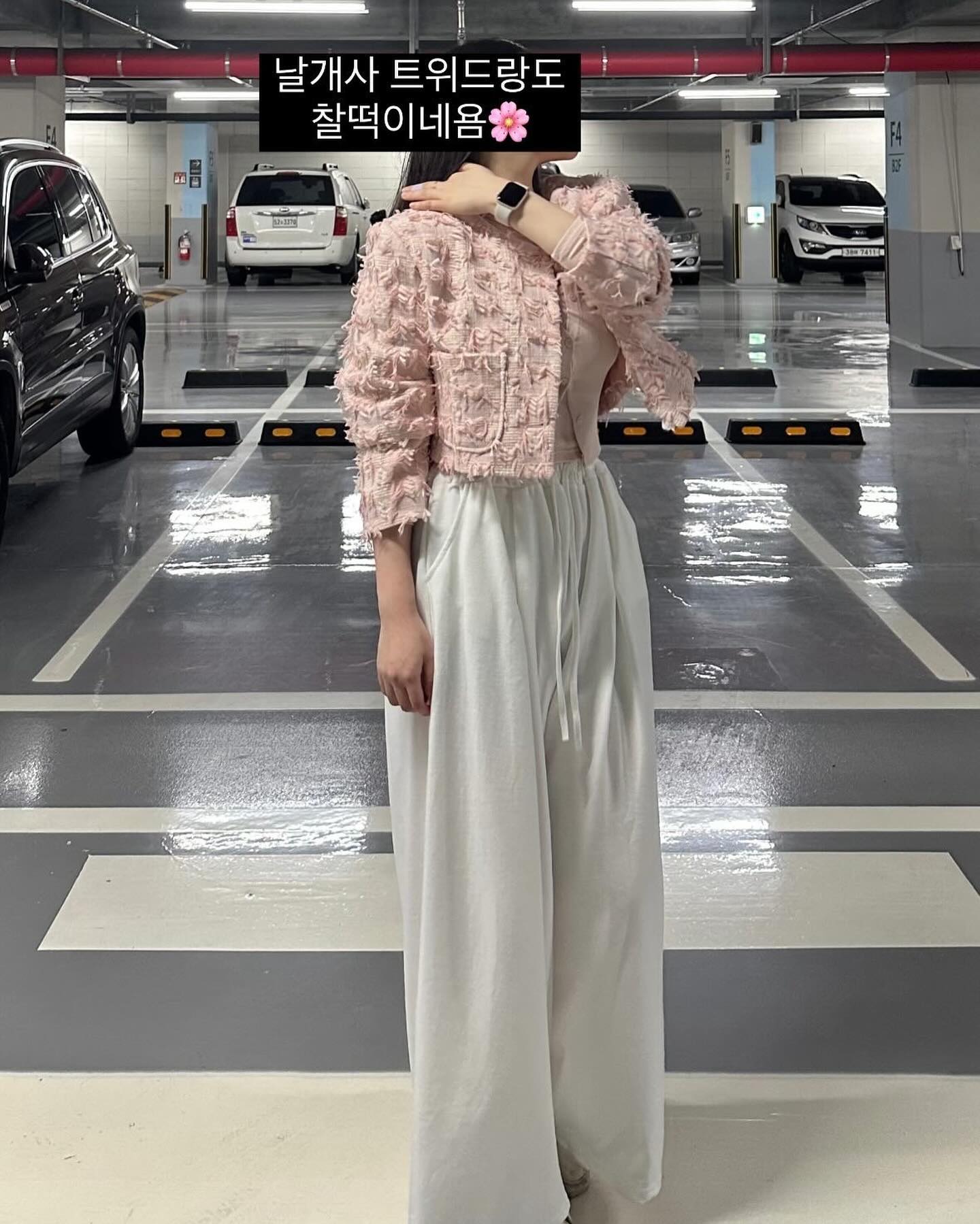 🎀가디건이랑 팬츠 세트로 강추🎀

꾸안꾸로 여기저기 입기 너무 좋구,
팬츠 핀턱주름 디테일로 스커트같은느낌도 있답니다!

사이즈 구애없이 77까지 무난하게 착용가능할거같구
 
가디건/팬츠 각각 2만원대로..🤍

선주문 및 문의는 DM 주세요 :-)