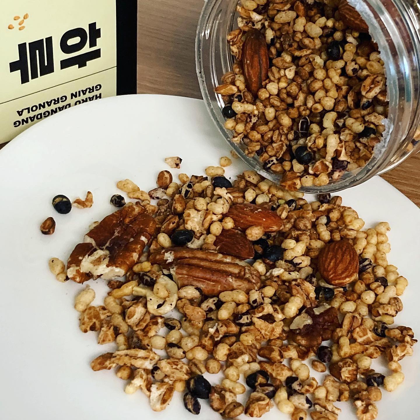 #협찬 건강하고 맛있는 그래놀라🌾
두레촌 하루당당 곡물그래놀라🥣

귀리 베이스에 아몬드, 헤이즐넛, 캐슈넛,
마카다미아, 호두, 피칸 맛있는 견과류 잔뜩🥜

강봉석조청이 들어가서 건강하게 달달
메이플시럽도 들어가서 맛이 은근히 나요😀

아침에 요거트에 그래놀라, 과일들 넣어서 
먹으면 든든한 한끼🥰

출근 전 바쁜 시간
아이 등원 전 바쁜 시간에 
후다닥 만들어서 먹으면 아침 대용으로 굳굳👍🏻👍🏻

그래놀라 자체가 맛있어서 
플레인 요거트에 꿀을 넣지 않아도되요‼️

박스 포장에 튼튼한 통에 담겨져있어서
선물하기도 좋은 하루당당 그래놀라👏🏻👏🏻

#그래놀라 #시리얼 #곡물그래놀라 #강봉석조청 #두레촌 
#하루당당