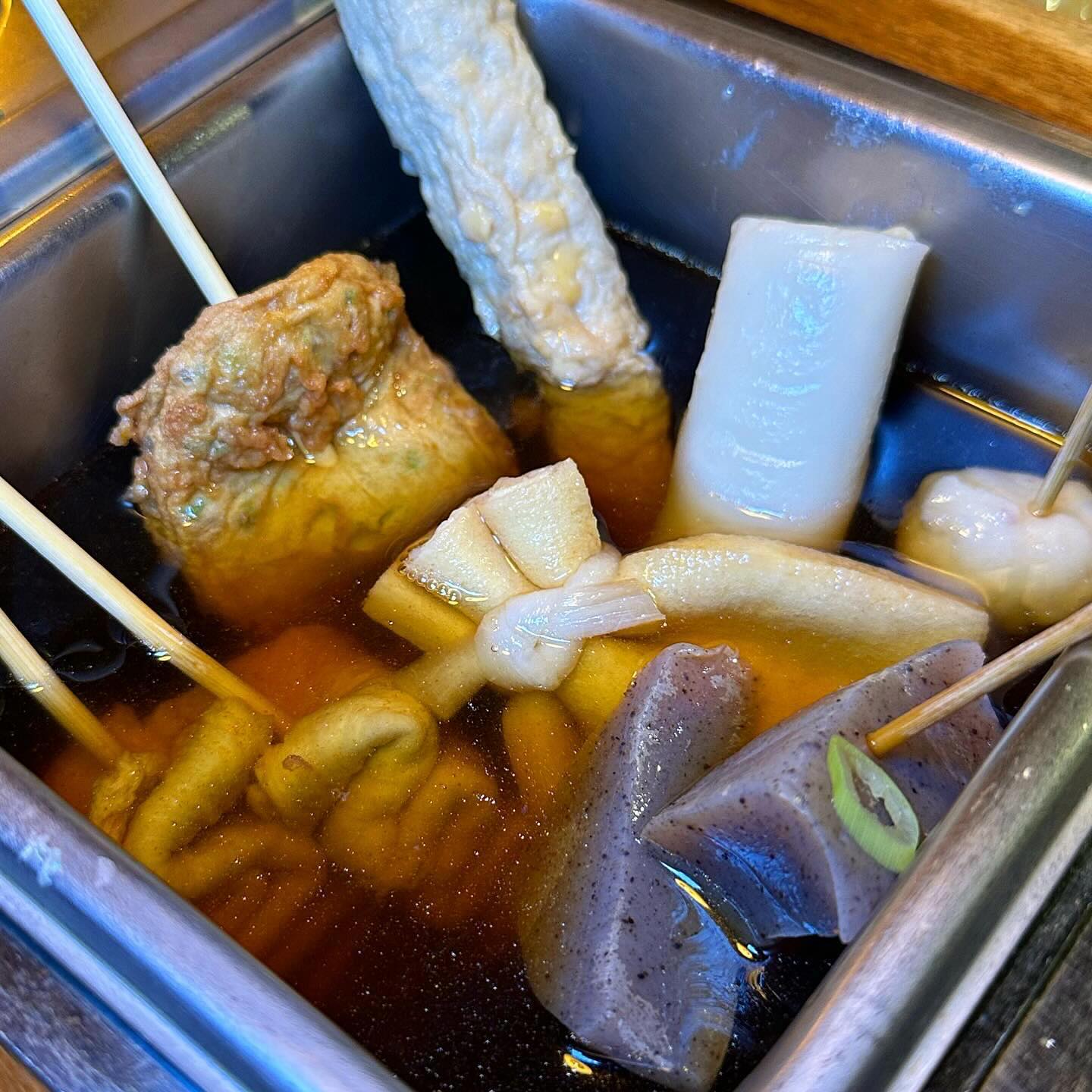 🐽 286번째 메뉴 : 미아사거리역 철길부산집

미아사거리역 가면 꼭 가봐야할 이자카야맛집
개인 오뎅바를 즐길 수 있는 
#철길부산집 미아사거리점에 방문했어요🍢🍥

여기는 고급 어묵을 사용해서 진짜 너무 맛있어요,,
어육함량이 높은 건 확실히 다르더라구요
어묵 종류가 다양한데, 그 중에서 치즈 어묵 강추‼️

어묵 국물이 찐〰️하고 얼큰해서
술 먹자마자 해장되는 기분이예요 👍👍

육회물회는 살얼음 제대로여서
먹자마자 온 몸이 시원해지더라구요 🧊🥶
시원한 하이볼이랑 같이 먹으니, 
아무리 더운 여름 날씨도 타파 가능한 메뉴예요 !!!

은은한 조명에 분위기도 좋고,
맛있는 어묵과 연어, 육회, 타다끼 등 
다양한 메뉴를 즐 길 수 있는 철길부산집 추천해요👏🏻👏🏻

🌠 가게 : 철길부산집 미아사거리점
🌠 주소 : 서울 강북구 월계로3길 66-3 1층
🌠 영업시간 : 17:00 〰️ 02:00