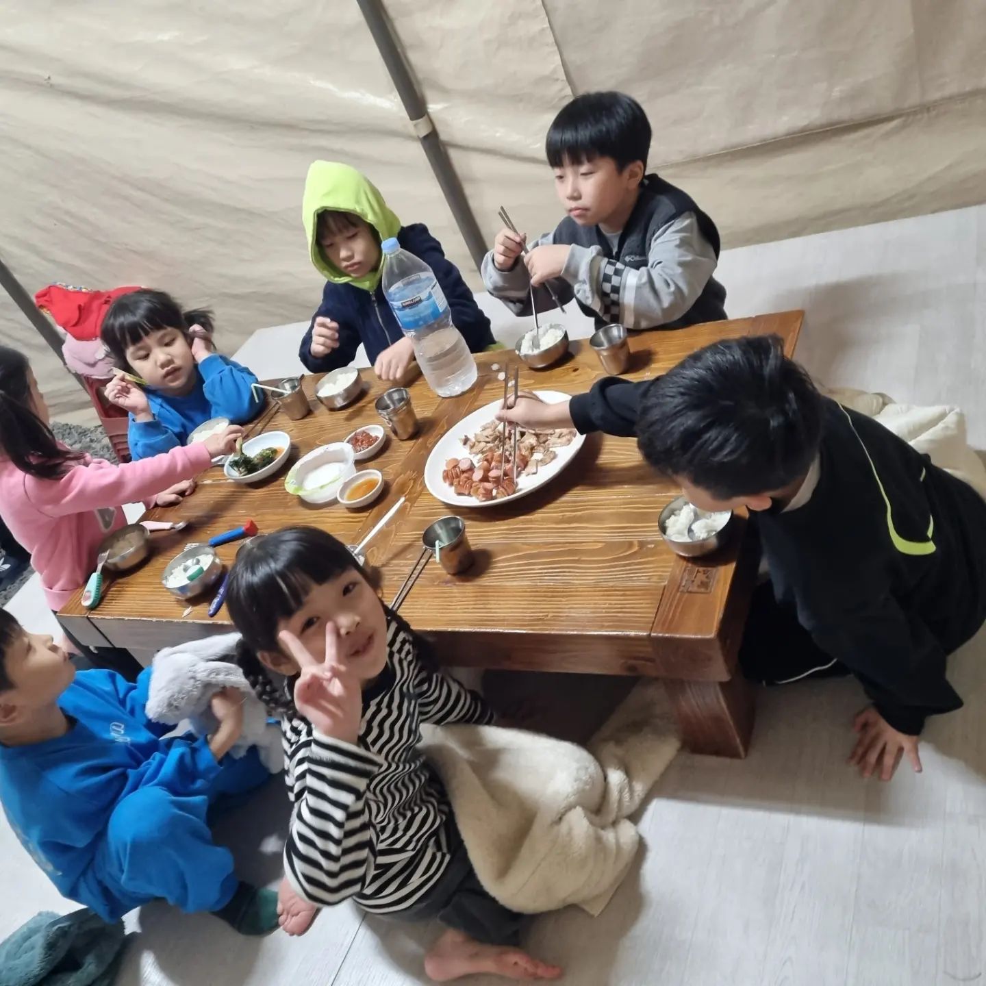애들도 냠냠🥰
.
.
.
.
#내사진아무도안써
#하필사진사가나야
#폰뺏김
#평사하우스