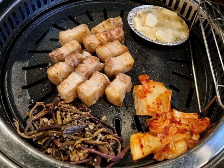 -

회사 짝꿍 덕분에
급 #돼지껍데기 가 땡겨🤗

초벌 숙성 돼지고기 전문점
#그집돼지 🐽

두툼한 #삽겹살 에 🥩
보글보글 #짜글이 가 함께
커플세트❣️

두툼 삼겹살파는
무.조.건 좋아할
육즙팡팡💦  삼겹살😋
맵기 조절 가능한 짜글이에
밥비벼 먹어주면 크~😝👍

그집돼지에 온 진짜 이유💕
부드럽고 잡내 없는
쫀득쫀득 돼지껍데기까지
먹어주면😉
술이 술술 들어갈 불금메뉴로 강추

#서울맛집#서울대입구역맛집#봉천맛집#봉천동삼겹살#봉천동돼지고기#봉천동돼지껍데기#봉천동맛집