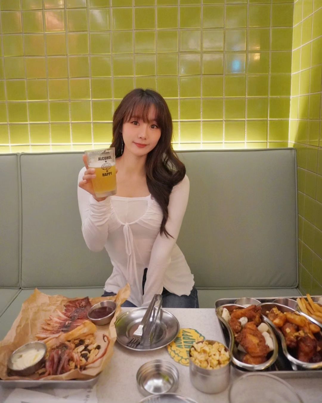 #광고 🍺 

여의도에 진짜 연구소 같은 느낌의 색다른 맥주집을 다녀왔어요 ;)

맥주도 깔끔하니 맛있고 안주들도 만원대여서 부담 없이 친구들이랑 가볍게 맥주 한잔하기 좋은 곳인 거같아요.👍

치킨도 맛있고 오징어도 있는데 쫄깃하니 은근 맛있어요 ㅎ🐙

서비스로 팝콘이 나오는데 진짜 자꾸 손이 가요 ㅎㅎ
버터맛나서 완전 취저 입니다.🤗💕

inflca

 #인플카 #알코올생활연구소 #여의도맛집 #생활맥주 #인플루언서
#맥주 #맥주한잔 #맥주맛집 #맥주스타그램 #여의도맥주 #모델 #소통 #호프집 #서울맛집 #서울데이트코스 #서울데이트 #서울가볼만한곳 #협찬문의 #협찬환영 #맛집 #맛집추천 #맛스타그램 #맛집투어 #먹방 #일상 #사진 #인증샷