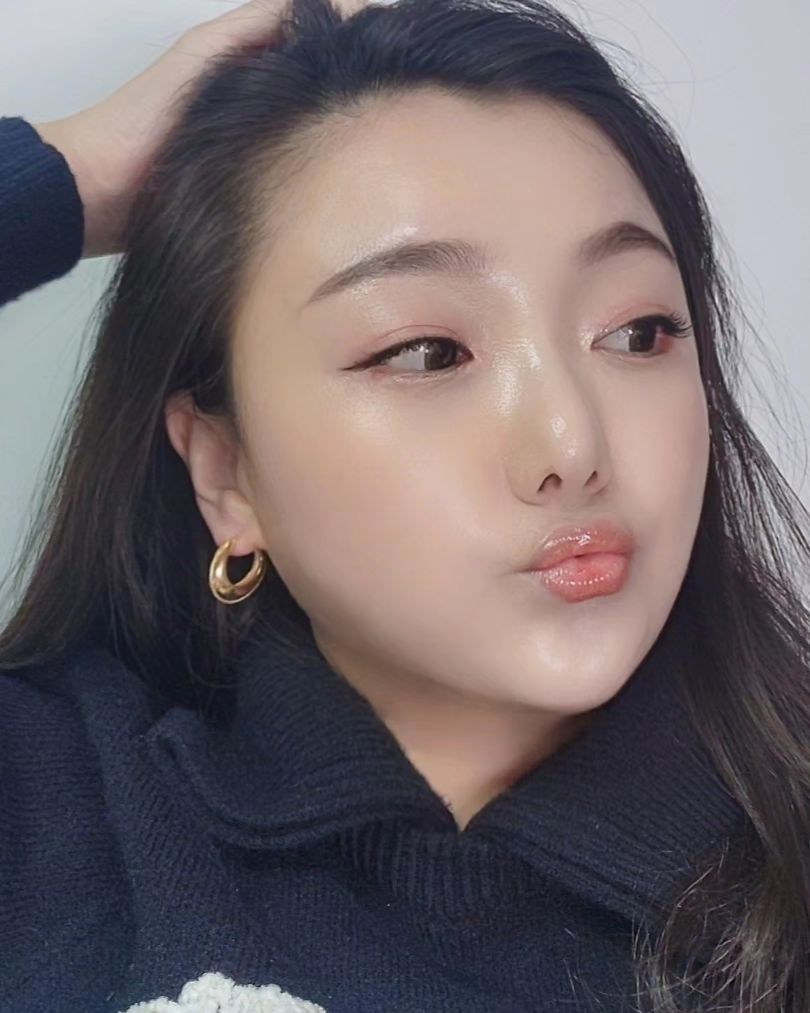 #협찬 hyeres_lor_official

이에르로르의 샴페인문 실버 구뜨 오벌 귀걸이는 독특하면서도 세련된 디자인을 가지고 있어서, 다양한 스타일에 잘 어울리는 제품이었어요. 🫶💕

​​특히, 그래뉼레이션 기법을 통해 섬세하게 표현된 물방울 디테일이 매력적이더라고요. 💧

이 귀걸이를 착용하면서, 이에르로르의 세심한 디테일과 고급스러운 마감에 다시 한번 감탄하게 되었답니다. 👍👍👍

​개인적으로 여자친구 선물로 너무 좋을 것 같은 스타일이에요. 데일리로 착용하기 너무 좋은 스타일이랍니다. 디테일이 달라요.

#이에르로르 #쥬얼리 #귀걸이 #링귀걸이 #원터치귀걸이 #은귀걸이 #실버귀걸이 #쥬얼리브랜드 #여자친구선물 #선물추천 #네이버선물대첩 #데일리귀걸이