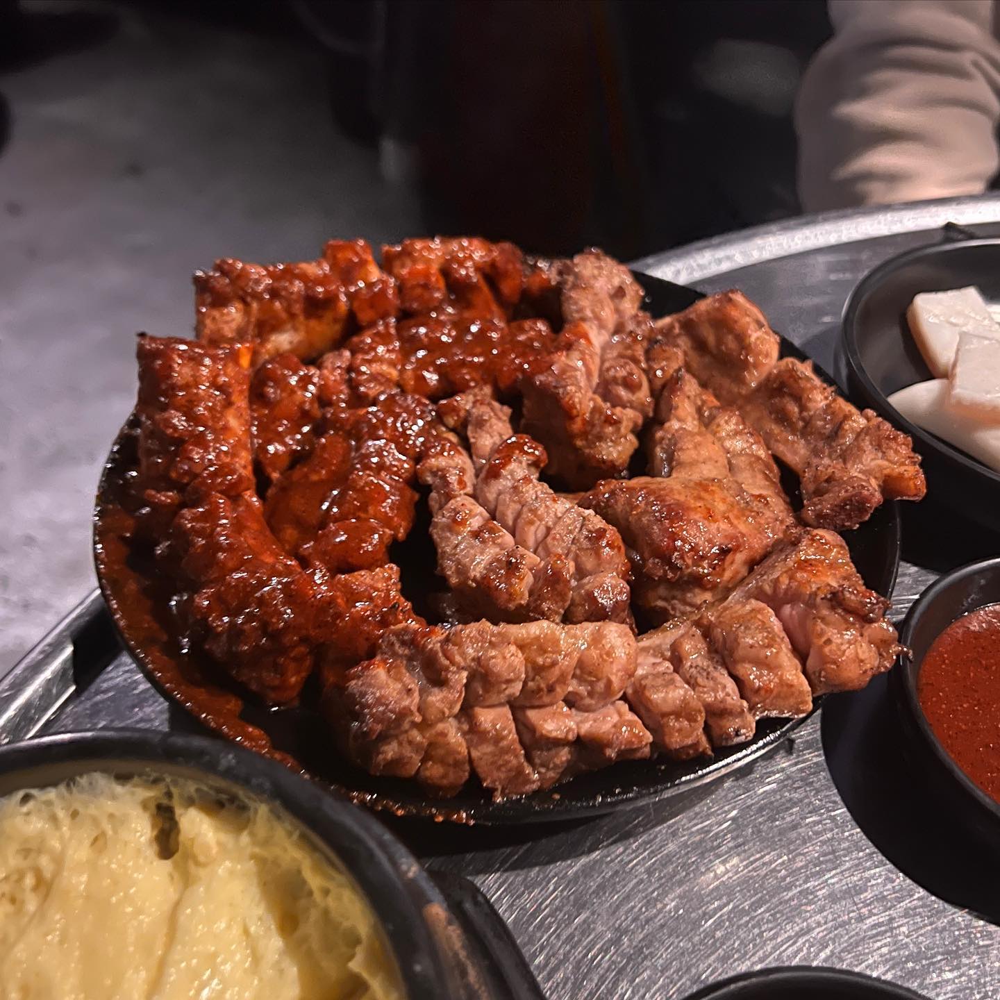 #록갈비
#쪽갈비 맛집 록갈비 신림 본점 다녀왓어요 ㅋㅋ
자주 다니는 길에 있는곳이라 지나갈때마다 봤었는데 항상 만석에 웨이팅이더라구요! 운좋게 한자리 치우자마자 바로 들어갔습니당
첫주문은 양념1매운맛1 묵사발1 시켯는데요
살이 그득그득 붙은게 보이나요.. 이렇게 살 많은 쪽갈비는 처음이에요
1인분에 다섯대가 나오는데 16,000원 아깝지않아요
처음으로 쪽갈비 만족스럽게 먹었어요
양념맛은 달달갈비맛이었고 매운맛은 자극적인매운맛인데 감찰맛이 장난 아니었어요 ㅋㅋㅋ
전 솔직히 매운맛이 더 좋았는데 매운거 잘 못드시는 분들은 양념맛드세요~
매운맛 궁금하시면 같이 주는 매운소스 발라서 함 구워보세용ㅋㅋ!
1인분 추가주문도 가능해서 먹고 싶은 맛으로 재주문 고고
묵사발도 딱 맛있는 묵사발에 양푼냄비 한가득 나와서 아쉽지 않게 먹을수 있어요!
섭스로 주는 껍데기랑 떡이 있는데 왜 껍데기 먹는줄 알겟더라구여
통통해서 맛있구 매운소스 찍고 콩가루 찍으면 더 맛있어요❤️
신림 록갈비 완추완추!
.
.
.
#신림맛집 #데이트 #저메추 #술스타그램 #당곡맛집 #당곡역 #신림선 #쪽갈비맛집 #신림고깃집
