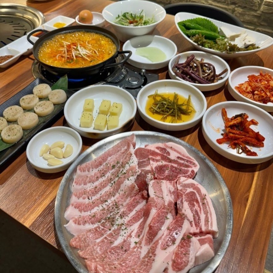 울산 북구 천곡동 신상오픈!!
가성비 짱짱 숙성삼겹맛집 #금돼지가든

세트구성이 있어서 저렴하고
다양하게 고기를 맛볼수있고
냉동고기가 아닌 숙성 냉장고기!
고기색깔도 영롱,고기잡내도 나지않고
아주맛도리😆🤍

고기구울때 같이 먹을수있는
금돼지가든 시그니쳐 순두부찌개는
식사로도, 안주로도 최고
구워먹는치즈도 고기와 환상궁합💛

셀프바엔 구워먹을수 있는 버섯과 고사리,
각종 쌈야채와 밑반찬 소스까지 가득있고
매장도 깔끔하고 내부도 넓어서
회식 또는 단체식사도 거뜬하게 가능✨

✔️주소 : 울산 북구 가재길 82 110,111호
✔️영업시간 : 매일16:00-23:00
✔️라스트오더 : 22:00
✔️주차O 건물지하주차장

#울산맛집 #울산북구맛집 #달천맛집
#천곡맛집 #상안맛집 #고기맛집
#울산삼겹살 #맛스타그램 #먹스타그램