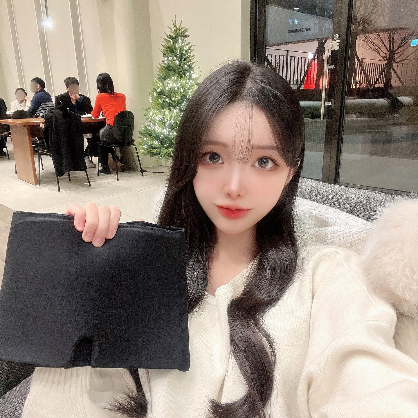#광고 냉온찜질이 모두 가능한 찜질팩으로 찜질이 필요할 때 간편하게 찜질하기✨

젤 소재라 냉동실에 냉각해도 딱딱하게 얼지 않고
냉각 후 착용해주면 냉찜질로 사용이 가능하면서

전자레인지에 데워서 쓰면 온찜질로 사용이 가능해요﹗
그냥 착용해주어도 바로 시원해져서 열감 내리기 좋더라구요

머리 앞 뒤를 모두 감싸는 디자인이라 
머리 전체 찜질이 가능하고
콧대 부분은 U자로 설계되어 밀착력도 좋답니다 ◡̈
.
.
#일상공감 #dailygonggam #일상공감냉온찜질캡 #냉온찜질캡 #찜질캡 #냉찜질 #온찜질 #일상공감찜질캡 #찜질팩 #찜질팩추천 #찜질캡추천 #냉온찜질 #젤모자 #여름꿀템 #여름필수템 #겨울꿀템 #겨울필수템 #생활꿀템 #생활필수템