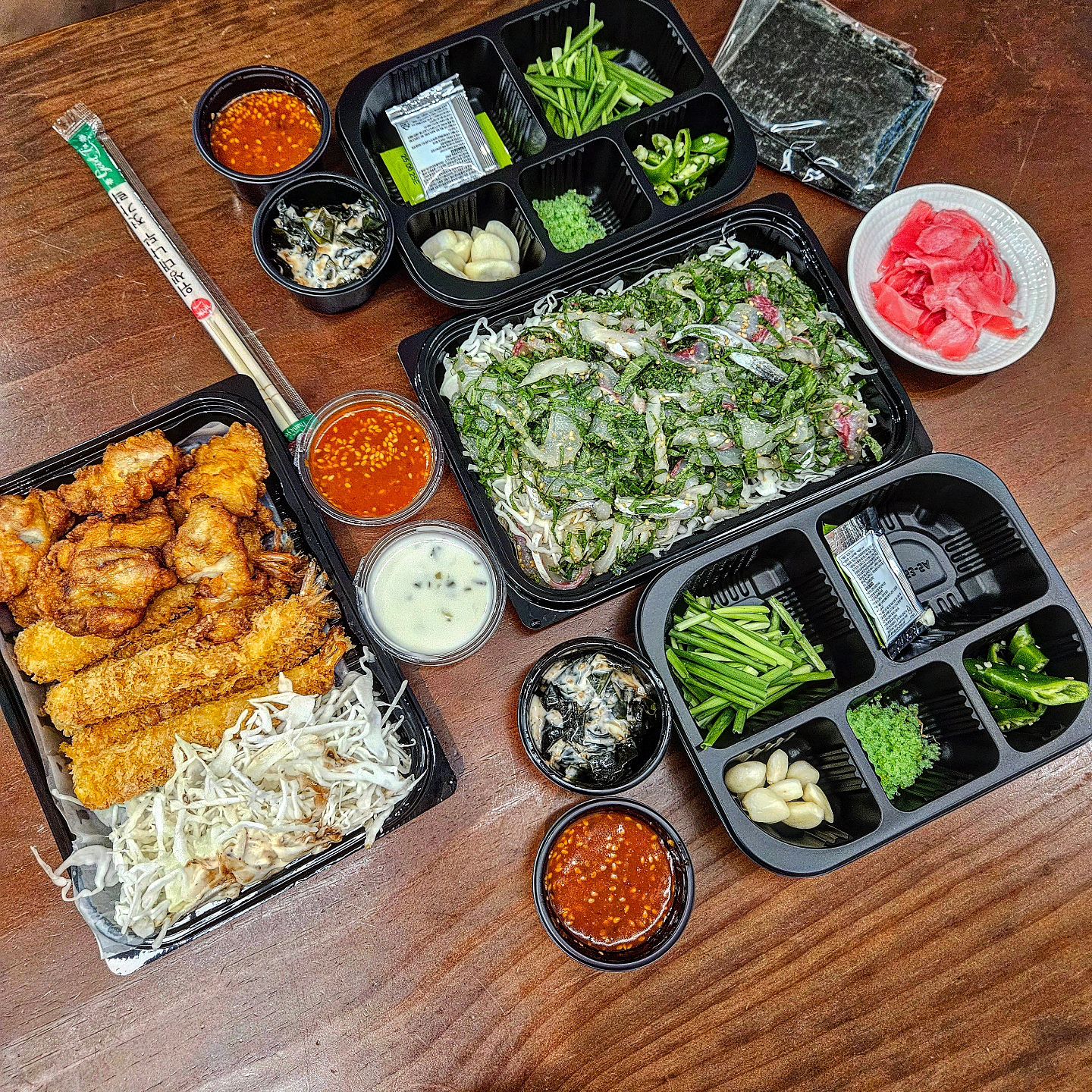 생긴 그대로 깻잎막회

터널이 생기고 나선 가깝고도 먼 덕천동,
딱히 갈 일 없던 동네에 갈 일이 생겨서 포장해봄

생긴 그대로 이름도 깻잎막회,
우리는 섞어로 하고 새우튀김, 가라아게도 주문

개별 트레이에 밑반찬을 넣어 주고
찍먹, 부먹 팁도 친절하게 붙여두었다.

고민 말고 처먹인 나의 결론은
둘 다 맛있다. 
꼬소하다.
깻잎 효과가 굉장하다.
비리지도 않고 뼈가 없어서 먹기도 좋다.

진짜 막 먹을 수 있어 좋다.
막회의 또 다른 의미인가

그리고 저 미역으로 보이는 밑반찬 최고👍
묘한 양념이 되어 있는데 맛을 더 돋구어 준다.

조만간 갈 일 생기면 또 포장..하자..

➰️ 깻잎막회 부산북구점
➰️ 부산 북구 기찰로 8

#부산맛집 #덕천맛집 #덕천횟집 #덕천동 #덕천 #맛집 #맛집투어 #맛집추천 #먹스타그램 #먹스타 #맛스타그램 #맛스타 #횟집 #깻잎막회 #맛집스타그램 #덕천동맛집