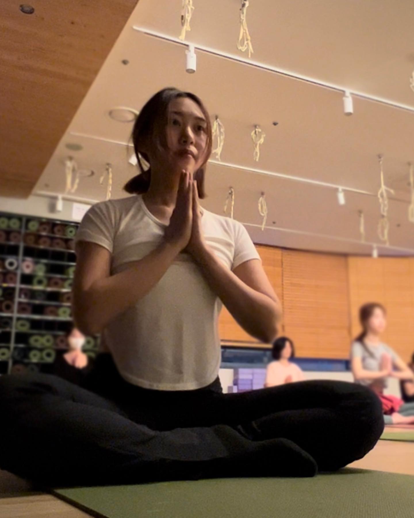 요린이는 어려워,, 강해지도록 노력해야지🤍 이번연도는 코어강화가 목표‼️‼️

-

안녕하세요 에이요기니 챌입니다🤍

오늘은 제가 수련하고 있는 #아메리카요가 홍대점을 소개할래요🥰

홍대점은 이벤트를 다양하게 하고 접근성이 좋아서 다니기가 편하더라구요❣️❣️

그리고 수련공간도, 대기하고 씻는 공간도 정리가 잘되어있어요👍🏻

또, 강사님들이 친절하시구 요린이도 강해질수있도록 도와주셔서 요가 처음하신 분들도 편하게 할 수 있더라구요💕

무엇보다 요린이 챌도 다니고 있으니 저와 함께 코어 강화하면서 요린이 같이 탈출해요💓

끝으로 에이요기니 파이팅, 주말 마무리 파이팅❤️

#요가 #요가복 #요가하는여자 #요가수련 #에이요기니 #아메리카요가홍대점 #AnytimeAnywhereAmericayoga #AYOgini #운동하는여자 #요가복추천 #요린이 #요린이🧘🏻‍♀️