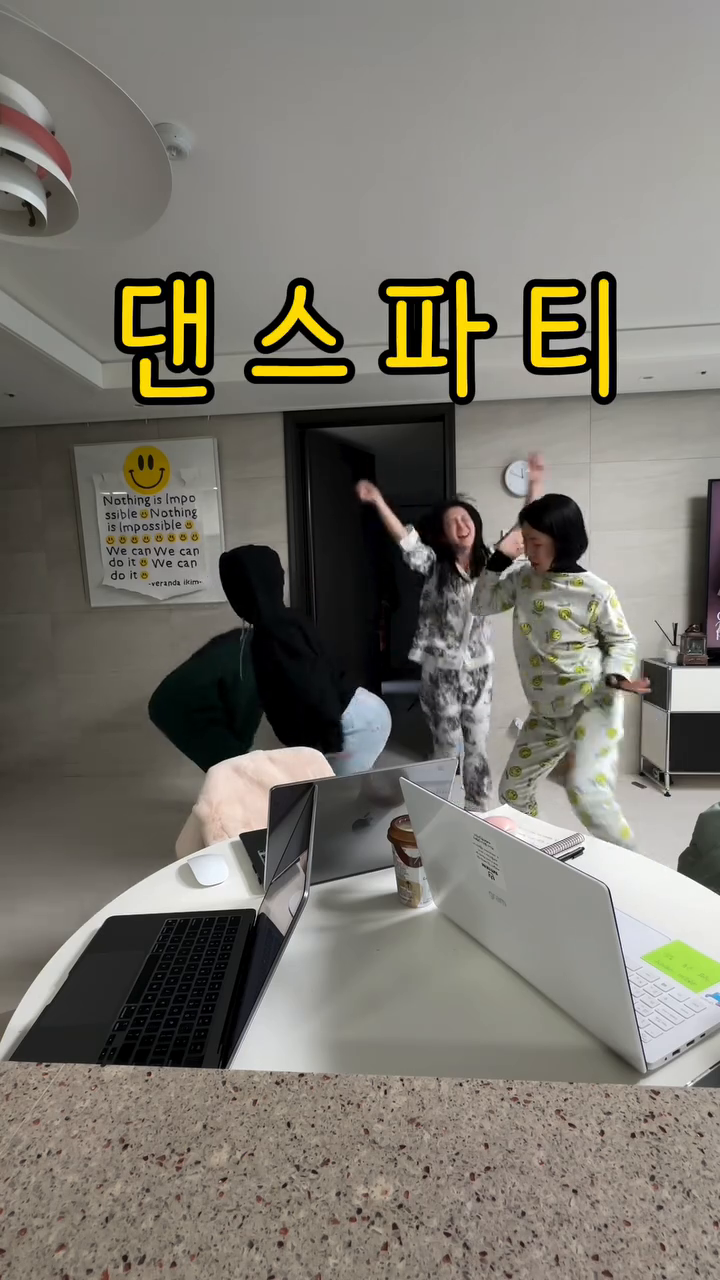 3명만 모여도 접시 깨진다는데 4명 어후..
열정 겁나 넘쳐나유🔥🔥
⠀ 
⠀ 
중요한 건 이 중에 컨디션 정상인 사람이
1명도 없었다는 거.. 
편두통, 구ㅌ,설ㅅ, 인후통, 근육통, 감기 등등
⠀ 
⠀ 
VOD 강의 영상 촬영으로 모인 저희는,
모이면 열정 4배인 저희는 컨디션 이겨내고
참 신기하게도 누가 시키지 않아도
눈 뜨면 자연스레 노트북 펴고 앉아
도란도란 회의하고, 서로 노하우도 주고 받고
집중력 깨질 땐 눈빛만 보고 대표님 가시죠!!
댄스 한판ㅋㅋㅋㅋㅋㅋㅋㅋㅋㅋㅋ🤣🤣
⠀ 
⠀ 
[참고] 마피티를 통해 꾸준히 성장하신 대표님분들껜
강사양성과정에 합류 할 수 있는 기회가 주어져요~
⠀ 

마피티를 하면서 정말 다양한 기회, 루트를
알려주시고 이끌어주셔서 감사합니닷🩷
1년 넘은 저희는 못하는거 못할게 없쥬!!
⠀ 
⠀ 
함께하는 대표님분들 함께 화이팅🩷🩷🩷
다음엔 건강한 컨디션으로 댄쑤 한판해욜🤣
그 땐 우리대표님두 함께해욜 ( jowoori__company )
⠀ 
⠀ 
⠀ 
⠀ 
⎯⎯⎯⎯⎯⎯⎯⎯⎯⎯⎯⎯⎯⎯⎯⎯⎯⎯⎯ 

🏷️ 마케팅창업PT 굿바이줌미팅
⠀
⠀
마지막 수강 기회
[중요] 마케팅창업PT : 화요일 Zoom 실시간 소통강의
⠀
⠀
🌟 혜택 정보
- 매주 화요일 Zoom 미팅을 통한 실시간 마케팅 강의
- 우아한이지연이 강의하는 6개월 과정
- 녹화본 제공
- 커리큘럼 VOD제공
- 도매 유통몰+복지서비스
- 보너스VOD
⠀
⠀
할인 혜택 (1차 1월 28일까지)
- 원래 강의료: 700만원
- 파격 할인가: 299만원 (기간 동안만)
⠀ 
문의사항은 프로필링크 1:1 문의 부탁드려요😊
⠀
⎯⎯⎯⎯⎯⎯⎯⎯⎯⎯⎯⎯⎯⎯⎯⎯⎯⎯⎯ 
⠀

⠀
⠀
#프로필링크클릭 #강의촬영 #강의준비 #강의기획
#디지털노마드라이프#디지털노마드일상
#굿바이줌미팅 #마지막수강신청#마케팅창업pt 
⠀ 
⠀