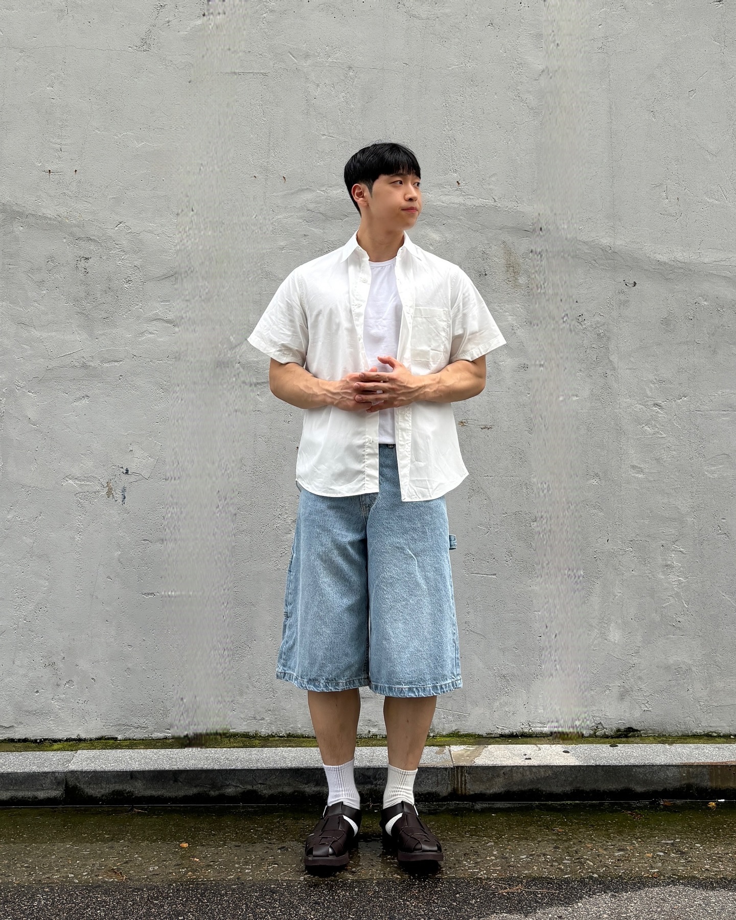 #협찬 conceptide_official 에서 에센셜 코튼 페이퍼 하프 셔츠
를 제공 받았습니다

흰청 조합은 국룰👍🏻

두께감도 얇고 사이즈도 넉넉해 여름에 입기 좋은 셔츠입니다👕👔

top : conceptide_official 
bottom : signature__official 
shoes : shoopen_kr 

#conceptide #컨셉타이드 #남자셔츠코디 #반팔셔츠 #남자반팔코디 #남자여름코디 #오늘뭐먹지 #옷스타그램