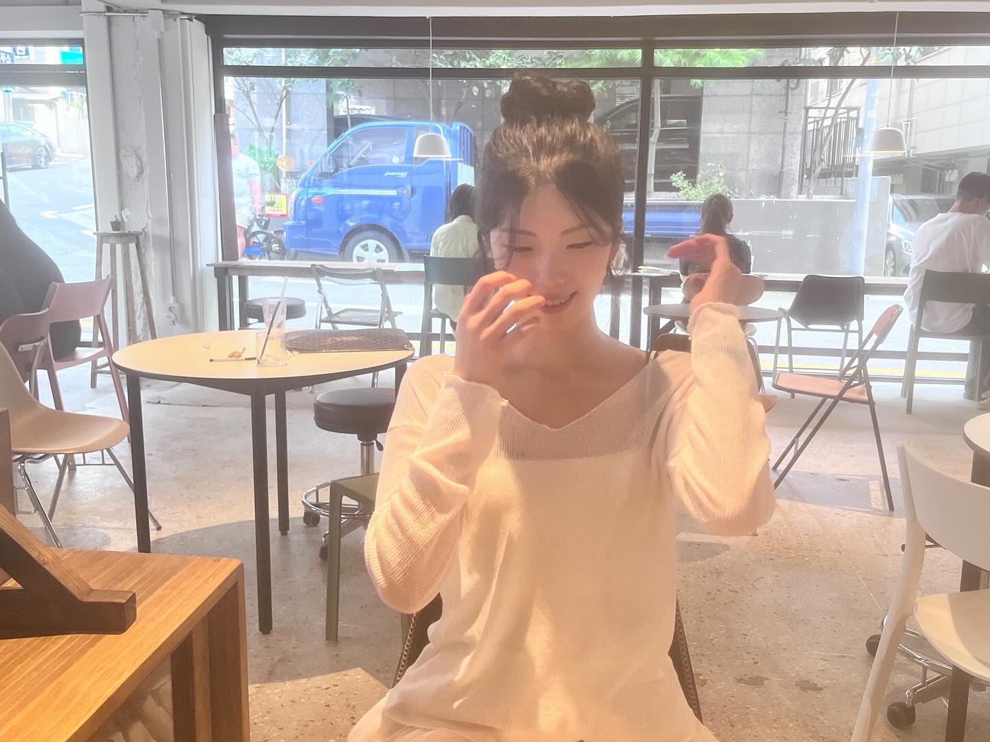 사진 왕 듬뿍!!🤍🤍💭💭
.
.
#무쌍 #똥머리 #캉캉스커트 #니트