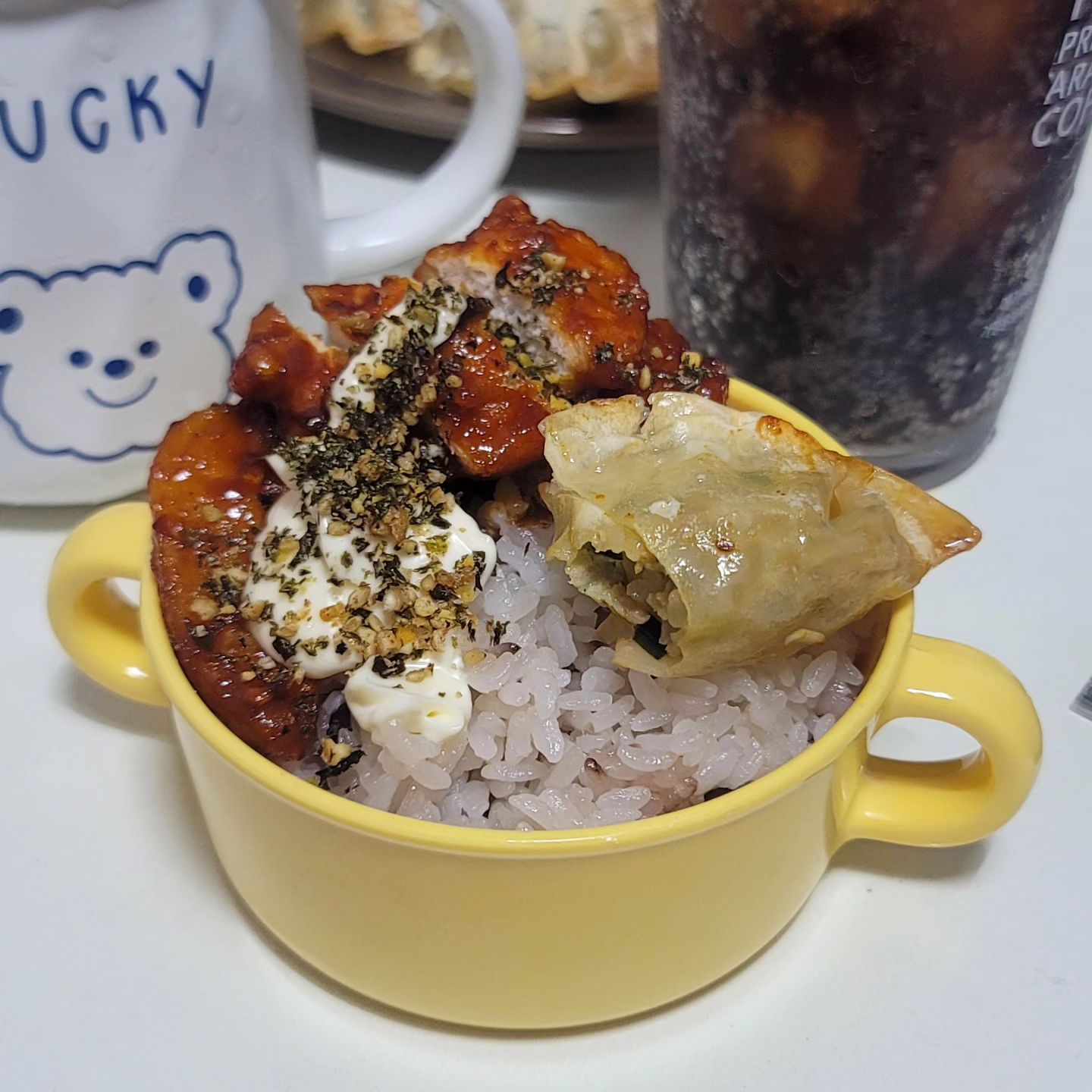 #나도먹어봄 #60계치킨 
#신상닭 #신메뉴
60계치킨 하도 맛있다고 하길래 뭘먹을까 하다가 무저건 반반이징 (청량고추들어간 치킨이랑 신메뉴주문)

그 중 신메뉴 #하하핫치킨 
아직 안먹어보았다면? 바로 주문ㄱㄱ

왜 60계치킨 인기좋은지 알겠어요
진짜 담백하고 다 먹을 때까지 느끼함이 없음
근데 한번에도 다 못먹어요 ㅋㅋㅋ
진짜 혜자입니다 두마리 시킨줄

하하핫치킨으로 #치밥 만들어보았어요
#치밥레시피 는 아래 공유해놓을게요!

#먹스타그램 #리뷰이벤트 #치킨맛집
#배달음식 #혜자로운60계이벤트

TMI레시피👇
(나는 #1인가구 니까 
냉동실에 차곡차곡 준비해 놓은) 
밥을 준비하고
가위와 집개도 준비,
하하핫치킨을 먹기 좋은 한입크기로 잘라요

하하핫치킨을 시키면 함께 오는
뿌리고치밥고 (이게뭔가했다는 ㅋㅋㅋ 밥비벼먹는 가루느낌)
랑 마요네즈 얹어주면 끝!
넘나 맛있음! 치킨 한 번에 다 못먹어서
담날 김치볶음밥에 치킨얹어서 한번 더!

아직도 안끝난 tmi...
떡볶이도 같이 시켰는데 너무 맛났어요...자꾸 생각나요
ㅋㅋㅋ 만두는 저희집 냉동실 만두
에어후라이기에 돌려서
같이 먹으니 더 맛있네요🙆 

먹고싶은거 다 먹고 하고싶은거 다 하고
무지막지하게 행복하세요!!