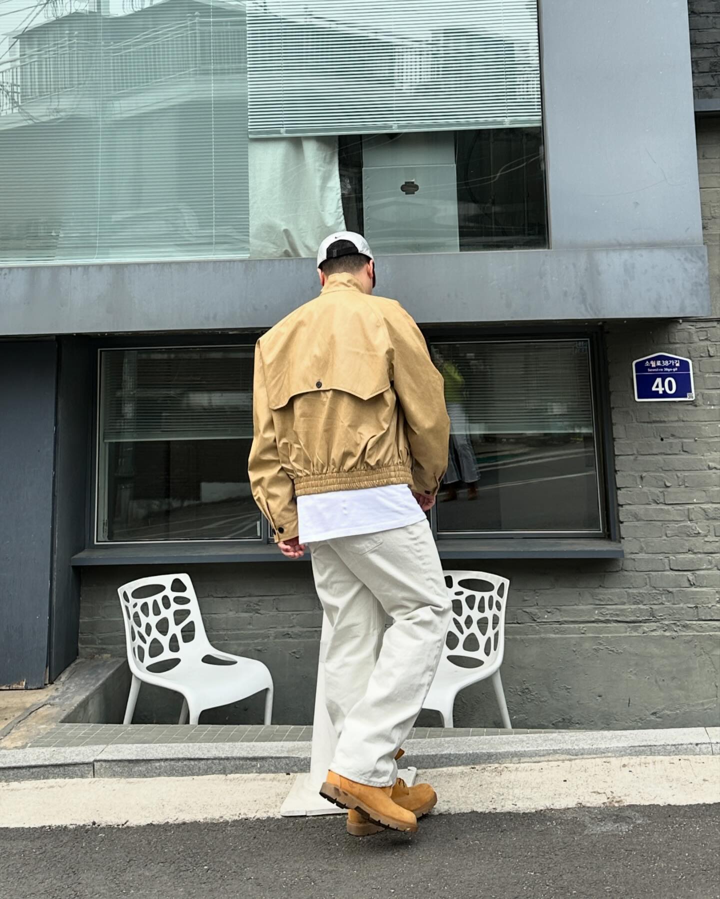 #가끔레자자켓도괜찮잖아 #오오티디 

뒷태가 특히 이뻤던 가죽 숏 자켓 
가장 큰 사이즈를 입었지만 상당히 작게 나와서 
M사이즈였으면 어쩔뻔 
아주 밝은 베이지인데 흰 바지와도 잘 어울리고 
요즘 즐겨신는 워커로 마무리 

#봄코디 #흰바지 #모자스타그램 #데일리룩 #주말룩 #숏자켓 #가죽자켓 #간절기코디 #캐주얼 #남자스트릿 #캐트릿 #남자캐주얼 #manstyle #manfashion #남자데일리룩 #남자코디 #워커 #timberland 

#ヒューストン #カーゴパンツ #撥水加工#メンズファッション#メンズファ ッションコーデ#メンズファッション通販#ファッションモデル#ファッショ ン好きな人と繋がりたい#ファッション部#ファッション好き