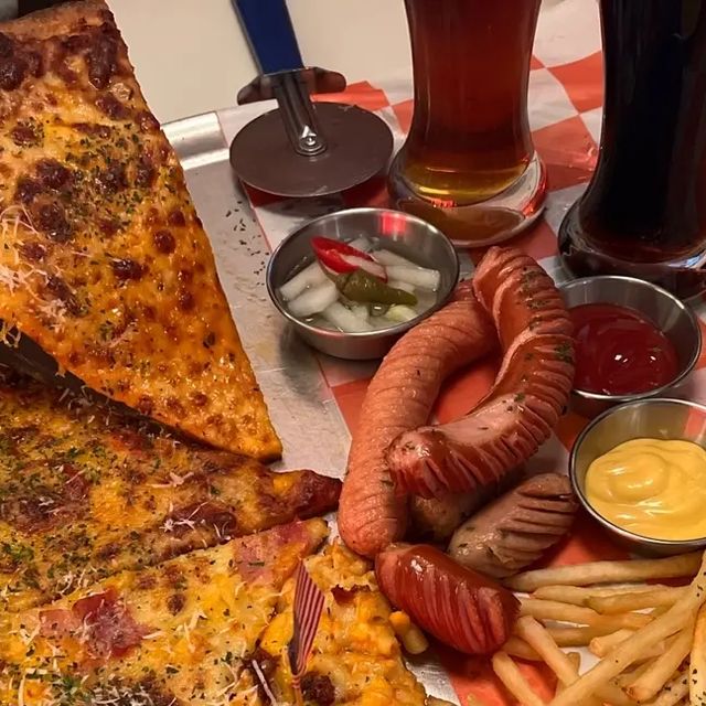 요리하는 박선생 🍽 on Instagram: "#협찬 #광고 #제품제공 [ 피자에 진심이다. 미국 바이브 피맥 하기 딱 좋은 곳 ] 오랜만에 남편과 MZ의 젊음을 느끼러 홍대 #레이몬드 미국식 피자집에서 데이