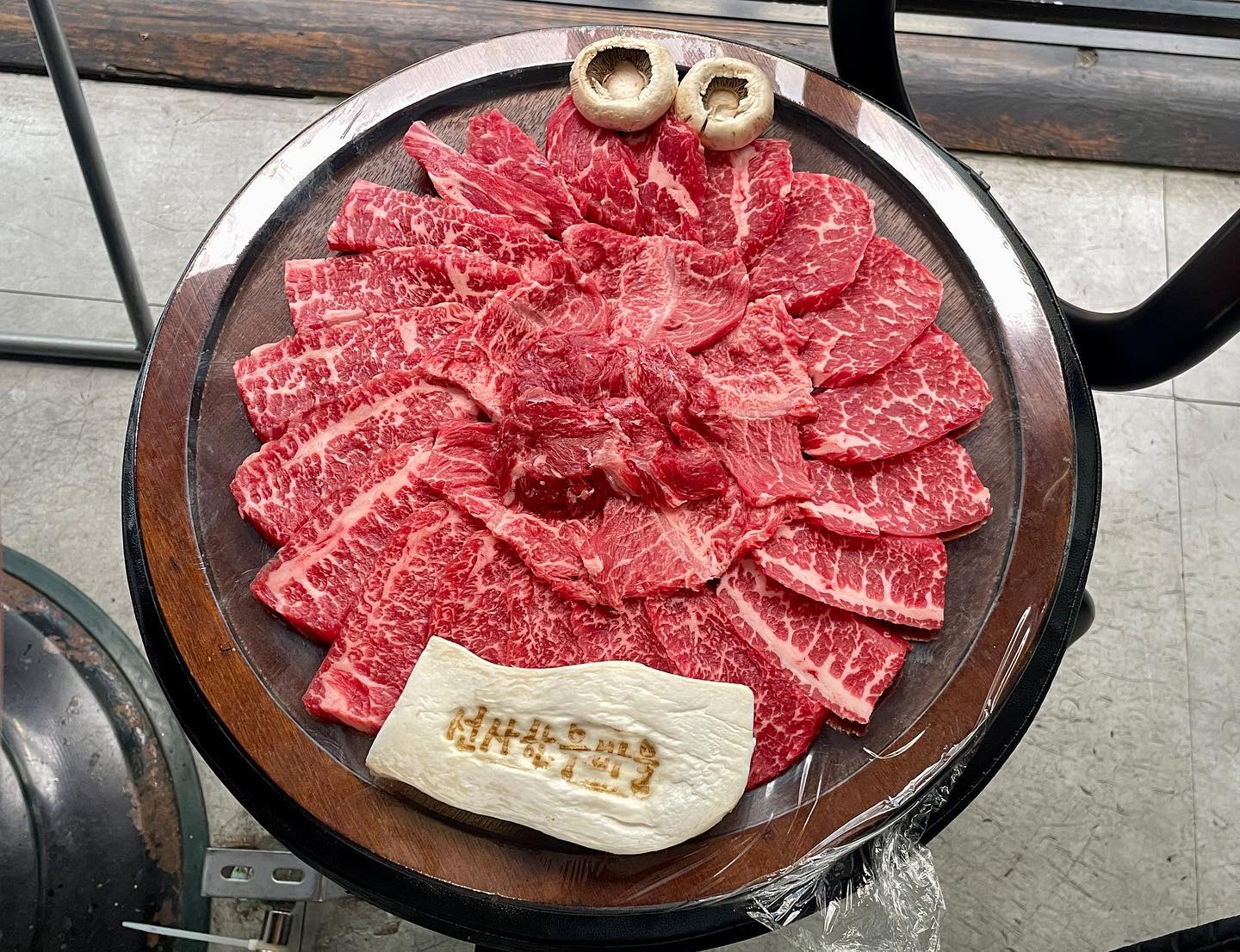 💛 #대전한우맛집 #선사한우마을 

월평동 정부청사 근처에 위치한 대전 한우 맛집 선사한우마을❗️

부위별로 준비가 되어 있는 정육점에서 먹고 싶은 거 골라서 먹을 수 있는 가성비 넘치는 곳이에유~

안주로 즐기기 좋은 육회와 낙지 탕탕이까지 있으니 완벽 아닌가유~?

식사류도 다양하고 점심특선도 준비되어 있어서 점심 식사 하러 방문하기에도 좋습니다❤️

연말에 회식이나 모임하기 좋은 룸도 크게 마련되어 있으니 참고하세용👍
📍 대전 서구 월평동 249📍 16:30 - 22:00 (B.T15:00 - 16:30/L.o 21:00)

#대전한우맛집 #대전고기맛집 
#대전연말모임 
#대전연말회식 #월평동한우맛집 
#둔산동한우맛집 
#대전정부청사맛집 
#월평동점심특선
#둔산동점심특선
#정부청사점심특선
#선사한우마을 
#월평동고기집 
#둔산동고기집 
#월평동소고기 
#둔산동소고기