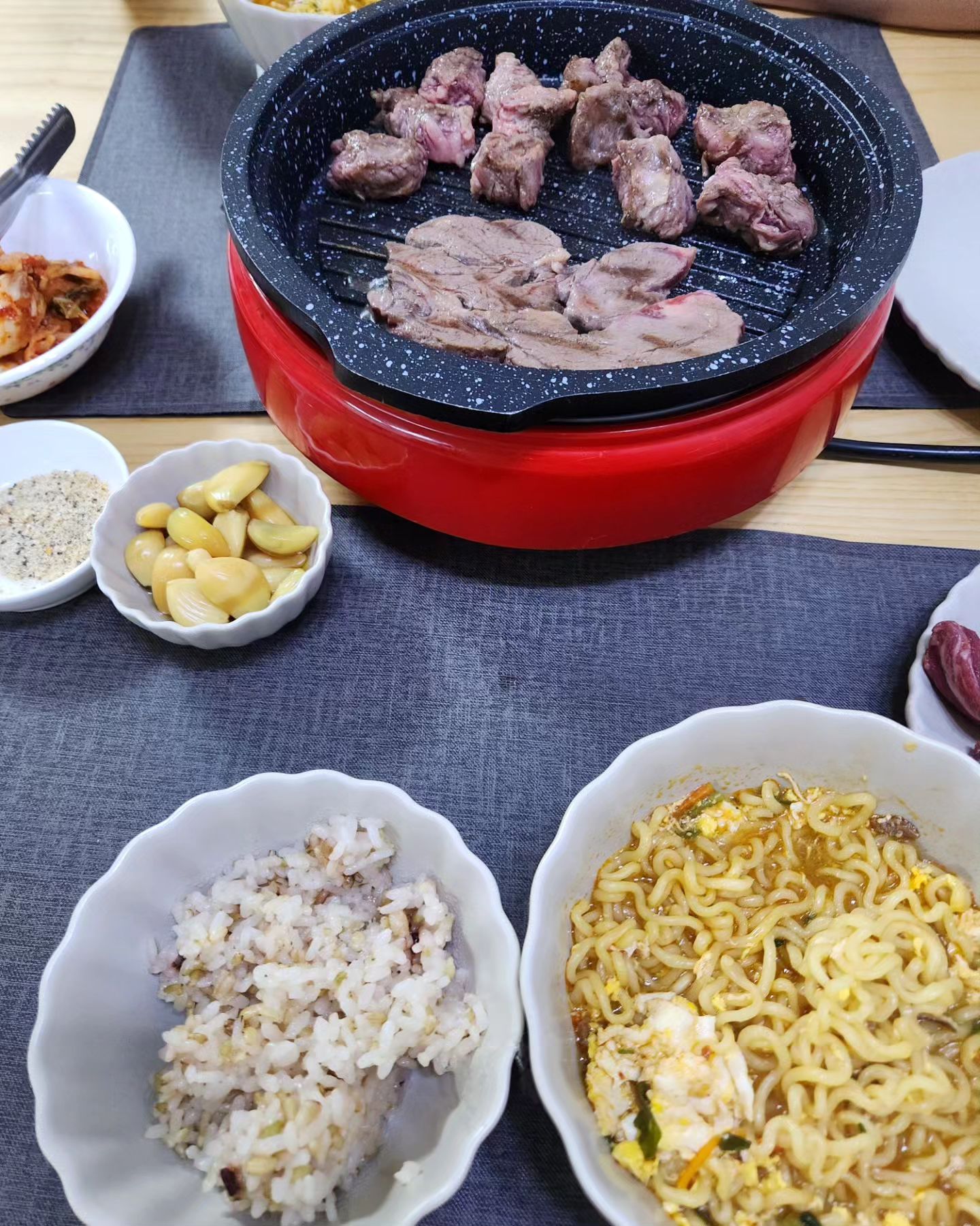 .
소고기 먹고 싶은데~ 라면도 땡긴다면?
다~ 먹지 뭐! 
우동에 비빔 만두 먹고 싶은데~ 
김밥도 땡긴다면? 다~  먹지 뭐!

요즘에 열심히 먹성을 키우고 있습니당
✌️
.
#소식좌들의성장
#라면은한개끓여나눠먹기
#결국빨리배찼지만_좋은성과였다
#가을은식욕의계절
#소고기 #라면 #느끼함잡아줘요
#우동 #비빔만두 #김밥 #조합최고
#옥이동이 #옥동부부 #부부스타그램
#달달한럽스타그램을가장한
#얼굴다팔려서이혼은안돼프로젝트
#더얼굴팔리게 
. 
#선팔하면맞팔가요
#소통환영 #팔로우반사 #맞팔선팔환영
#しんこんふうふ #新婚夫婦