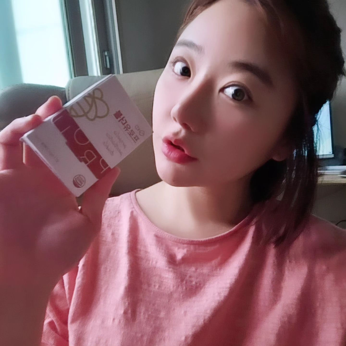 #협찬 환절기에 목 계속 써야하는 시즌에 딱 필요한 핸드백 속에 따악 들어가는 ! 프로유더블 프로폴리스는 천장이나 혀 위에 올려 놓으면 바로 녹으면서 입 안과 목이 솨아해지면서 목을 촉촉하게 해 주는데요 

잇몸 욱신거리거나 잇몸이 들떠서 찬물 마실 때 시리거나 할 때 먹고 나면 잇몸 건강도 회복되고 
입안 항균 작용 해줘서 입냄새 제거 효과도 있어용 !!

잇몸 건강을 위해 만들어진 제품이지만 프로폴리스는 목에 좋은 성분이다보니 목에 작용해서 목 아파고 칼칼할 때 먹어도 굿굿입니당 ! 

🎈구매링크
https://www.kd100.co.kr/

proudouble

#닥터케이디#프로유더블#잇몸프로폴리스#입냄새#잇몸피#이시림#잇몸내려앉음#잇몸케어#잇몸#프로폴리스필름
#잇몸이욱신욱신할때#잇몸불편할때#잇몸내려앉음#잇몸프로폴리스#임플란트하지않게잇몸케어