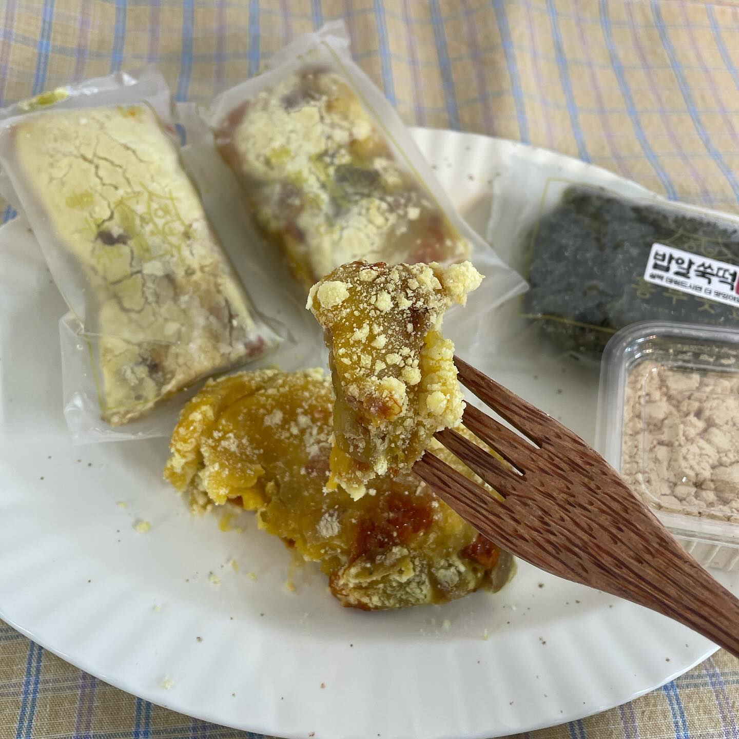 업체로부터 제공받은 제품입니다 

#흥부곳간 #호박인절미 #녹두호박찰쩍 #천안떡맛집 #천안떡집 #천안떡나라 #협찬 

흥부곳간 🍡

단호박 찰떡이지만 국내산공주밤이 들어있고 100%찹쌀에 건호박채를 갈아 만든 부드럽고 쫀득한 녹두호박찰떡이에요 

당일생산으로 만들어 보내주시기때문에 방부제 색소 향료 없이 편하게 먹을수 있는 제품이에요 

개별 밀봉 포장이라 언제 어디서든 먹을수 있다는게 장점이에요 

쫀득쫀득하고 특히 호박 향이 제가 먹어본 호박떡중 가장 많이 나고 호박의 은은한 단맛도 많이나서 정말 맛있게 먹었어요