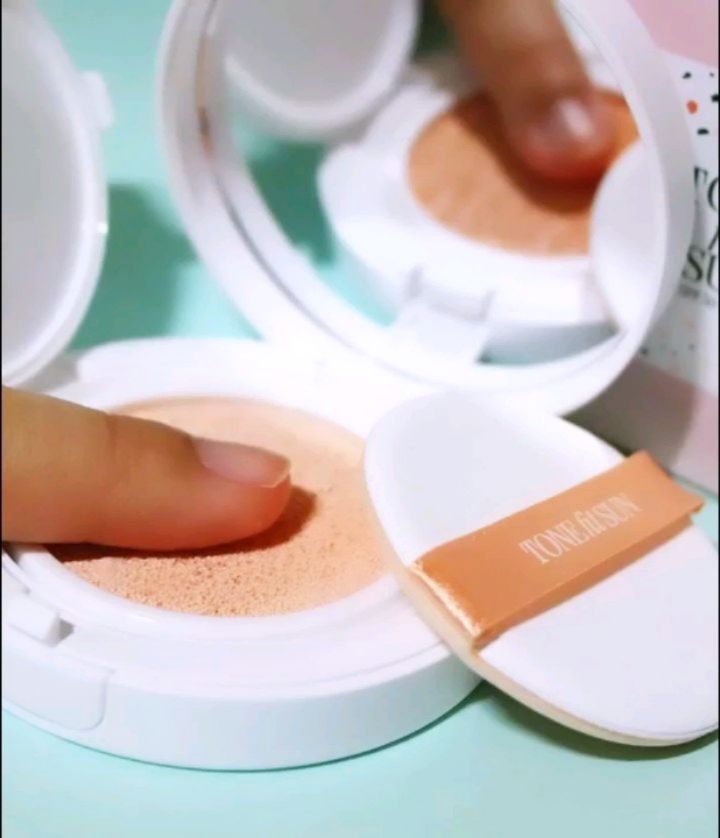 #협찬 

🔆톤핏선 비건 톤업 선쿠션🔆 
(SPF50+/PA++++) 
12g / 24,000원 

🔅 올영 1등 톤업쿠션 
🔅 복숭아빛 핑크 베이스 톤업
🔅 피부 자극 테스트 완료 
🔅 24시간 피부톤 및 피부톤 균일도 커버 지속력 테스트 완료
🔅 24시간 자외선 차단제 도포 유지력 테스트 완료
🔅 논나노 입자 분석 테스트 완료 
🔅 해양 생태계를 위한 REEF SAFE 

맑고 투명한 피부 표현을 하고 싶은 그런 날, 파데프리에 꽂히는 그런 날이 있잖아요. 

하지만 아무리 파데프리여도 칙칙해 보이면 안 되니까 톤업 제품으로 톤을 밝힌다고 밝혀 보면 생각보다 컬러가 별로이거나 톤업 제품 특유의 텁텁함이 피부 표현에 그대로 묻어나는 경우가 꽤 많더라구요. 

쿠션, 파운데이션만큼이나 톤업 제품도 직접 사용해 보고 나에게 맞는 걸 찾는다는 게 여간 쉬운 일이 아닌데, 믿어 의심치 않는 올리브영에서 판매하고 화해에서 검증한 🔆톤핏선 비건 톤업 선쿠션🔆을 만나게 되었어요. 

2023 상반기 화해 기능성 어워드에서 미백+주름+자외선 기능성 선쿠션/팩트 부문 1위를 한 검증된 선쿠션이라는 거! 

톤업과 자외선 차단을 동시에 할 수 있는 데다가 쿠션 타입이라 사용하기 편한 것부터 마음에 들었고, 무엇보다 톤업 기능이 들어가게 되면 아무래도 특유의 텁텁함이 조금은 느껴지기 마련인데 이건 수분감이 그 텁텁함을 뛰어넘어서 그런지 가볍게 밀착되면서 투명하게 톤만 딱 밝혀주더라구요. 

덕분에 화사하면서도 자연스러운 피부 표현이 가능해요. 

3중 픽싱 필름 포머가 피부에 밀착되어 피부 굴곡을 따라 빈틈 없이, 잔주름 및 모공에도 끼임 없이 얇게 뭉치지 않고, 산뜻하면서도 가볍게! 

게다가 예쁜 복숭아빛 핑크 톤으로 톤이 보정되기도 하고 수분이 베이스로 깔린 투명한 수분 톤업광으로 마무리되기 때문에 원래 내 피부톤이랑 잘 어우려지면서 밝혀진 톤이 오랫동안 유지된답니다. 파데프리의 정석이 아닐까 싶어요. 

바르는 순간부터 덧바르면 덧바를수록 촉촉하게 발리고 얇게 픽싱 되는데, 마무리감을 속광이 비치는 세미 매트 피니쉬여서 더욱 깔끔하달까? 

피부 흡수 걱정 없는 논나노 입자의 무기자차이기도 하고 피부 자극 반응도 0.00은 물론 지속 가능한 비건 처방으로 클린 뷰티를 추구하는 비건 선쿠션이라 편안하게 사용할 수 있다는 것도 대만족! 

파데프리 좋아하거나 톤업선쿠션 애정하는 분들은 이거 무조건 쟁여 두셔야 할 것 같은데요? 

#화해 #화해SNS리뷰단 #톤핏선 #핑베쿠션 #테라조쿠션 #파데프리 #요즘쿠션 #귀티쿠션 #겨울쿠션 #올리브영쿠션 #톤업선쿠션 #비건선쿠션