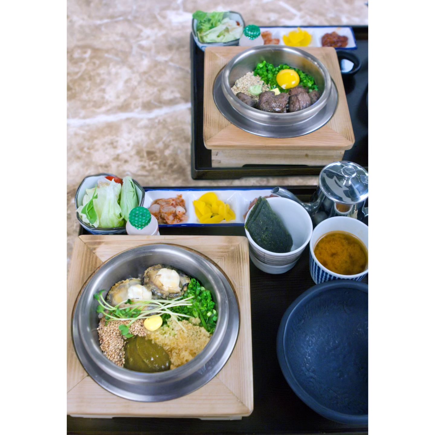 백화점 에서 쇼핑 전 후 로 먹을거리가 참많아 늘 고민이 많이 되던데
현대백화점 미아점 식당가 도 예외는 아니였습니다
😳

식당가를 둘러보던중 유독눈에 들어온것이 바로 담솥 이였습니다😁😁

이름 처럼 솥으로 갓지은 돌솥밥을 먹을수 있는 곳 이라 선택하길 참 잘했단 생각이 들었고

메뉴도 가지솥밥 스테이크솥밥 전복솥밥 연어솥밥 장어솥밥 등 참 다양해서 뭘먹어야 할지 고민 하다 가 전복솥밥 과 스테이크솥밥 을 주문했는데

주문후 조금 시간이 걸렸지만 맛은 좋았습니다

두툼한 전복이 들어있고 식감좋은 전복과 밥을 김에 싸서 먹는 전복솥밥 도 맛있었고😋

두툼한 스테이크 가 들어있고 계란에 비벼먹을수 있는 스테이크솥밥 도 맛있었습니다😋

스테이크는 소스에 찍먹하거나 부먹후 계란과 같이 비벼도 맛있겠단 생각이 들었구요😆😄

담솥 다음번에 방문하면 대표메뉴인 가지솥밥 과 장어솥밥을 먹어봐야 겠습니다~😁😁

#협찬 #담솥 #솥밥맛집 #담솥현대백화점미아점 #미아담솥 #미아맛집 #미아사거리맛집 #현대백화점맛집 #현대미아맛집 #길음맛집 #가지솥밥 #스테이크솥밥