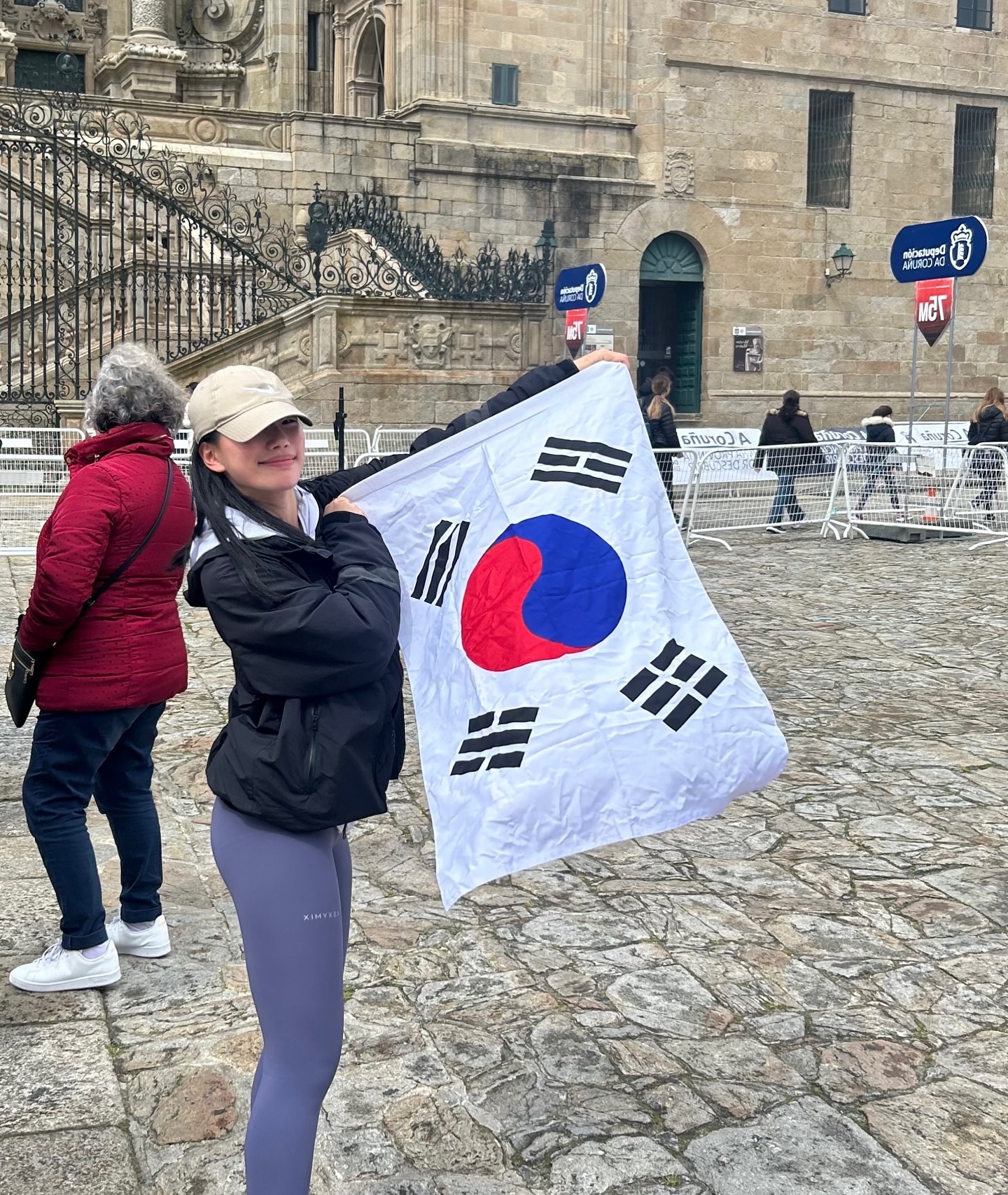 10일 간 걸어서 유럽 즐기는 법✨
순례길에 다녀온 지 벌써 두 달이 지났어요🥹

하루 평균 24km 정도 걸어서 10일! 
제가 다녀온 #포르투갈 포르투 순례길은
짧은 기간에 다녀오기 너무 좋은 코스인데요!
그래서 그런지 휴가쓰고 가시는 직장인분들도 많더라구요 ㅎㅎ

#순례길 다녀와서 좋았던 점은!!

1. 순례길을 걷는 동안은 모두가 동료! 
긍정적이고 화이팅 넘치는 모습 사이에서 
좋은 에너지를 얻을 수 있어요💖

아 근데, 순례자는 아니었고 현지인 분들이었는데
인종차별이..... 있었습니다! 

🧔🏼‍♂️: 너 한국인이지? 
👩🏻: 어떻게 알았어요?
🧔🏼‍♂️: 👉👀👈 (칭키아이즈)

대부분 반갑게 맞이해 주시고 
“부엔 까미노!” 응원을 해주셨는데
진짜 소수의 몇몇 분이.. 이런... 행동을 하시더라구요🥲

2. 오직 생존에만 집중!
한국에서는 학업, 직업, 미래 등에 무거운 주제의 고민을 했다면,
여기서는 오로직 의식주에 대한 고민을 하게 되는데요!
당연했던 것들이 정말 소중해지는 계기가 되는 것 같아요👍

3. 건전(?)하고 글로벌하게 놀기 좋아요!
음.. 저는 일단 그랬어요! 

아일랜드, 프랑스, 이탈리아 등등 다양한 국적의 남녀노소를 불구하고 친구가 되어 서로의 이야기를 들어주고 재밌는 에피소드를 함께 경험하고 어르신께는 삶의 노하우를 배울 수 있었는데요! 

◔̯◔ 음....
근데 이탈리아 친구는 왜 티팬티를 가져왔을까...?
여권을 보여주다 모르고 콘돔도 꺼내버린 거 있져ㅋㅋㅋㅋ
👩🏽‍🦱: who knows? 

유럽의 매운맛 제대로 경험했네요🔥🔥
.
#유럽여행 #순례길 #걸어서 #배낭여행 #산티아고 #santiago #유럽배낭여행 #여행에미치다_유럽 #여행사진 #여행스타그램 #travelphotography #likesforlike
