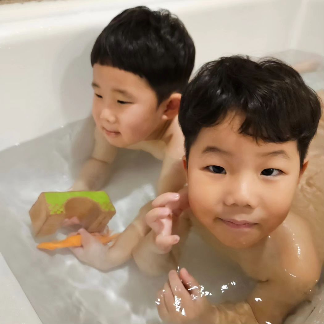 우래기덜 엄마표 파마샷😻

저눈 자연스러운 빠마 좋아해서
묭실가도 항상
자연스러운 볼륨펌만 해달라구 해요😆

빨리 풀려도 반곱슬 같은 머리가 옙뽀😻
요번 엄마표 빠마 성공⁉️🩷 

#엄마표파마
#우래기들맘에들면성공이지😻