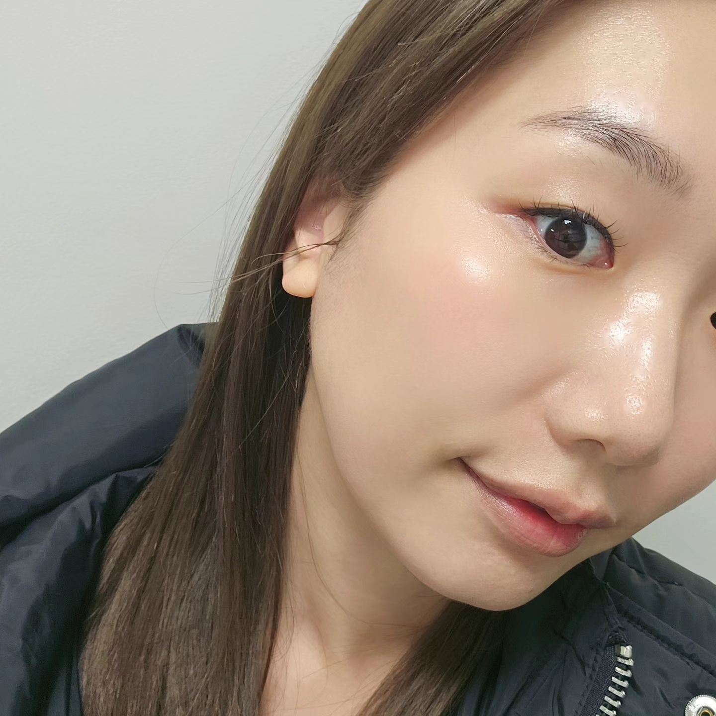 🩷창원 중앙동 내 여자친구는 구미호🩷
롱펄스 초음파 원쎄라 관리 미쳤어요!!
얼굴라인 정리는 물론이고 피부 톤 up 탄력 up
피부 결도 좋아지고 은은한 광까지 득템
민낯 피부인데도 아주 마음에 쏙☺️

20대 초반부터 왁싱과 속눈썹 관리받으러
꾸준히 다녔던 내 여자친구는 구미호 샵에
오랜만에 방문해서 원쎄라 관리받았는데요
원장님의 실력은 이미 알고 있어서 말해 뭐해👍
✔️무슨 관리든 믿고 받을 수 있는 곳이에요

⭐️1번 관리받고도 효과가 바로바로 눈에 보여서
너무 만족스럽고 좋았던 원쎄라 탄력관리
생소할 수 있는 원쎄라여서 구미호 원장님이
친절하게 설명부터 엄청 세세하게 해주셔서
이해가 아주 팍팍 되더라고요 >_< 100% 이해 완료

원쎄라는 다양한 종류의 카트리지를 통해 초음파로
피부 진피층 상부/하부/근막층 당겨줘요 🤗
볼, 이중턱 파워 리프팅은 물론이고
눈가, 이마 잔주름과 목, 팔자 깊은 주름까지
처진 얼굴라인 리프팅 up 하기 딱 좋은 관리🍀

나이 들고 살찌면서 이중턱도 더 신경 쓰이고
탄력 없이 축 처지는 고민이 많았는데🥲
고민인 부위는 원장님이 더 신경 써서
관리해 주셔서 너무 좋았어요!! 😘
중간중간 실시간 거울👳로 확인해 보는데
톤도 맑아지고 피부 결이 달라진 게 확 보여요
전 크게 아프거나 하지 않고 따뜻하게 느껴졌어요

원쎄라 후 기본(진정/보습/물광) 관리 포함되어 있어
기기 마사지도 받고 일석이조였답니다 👏👏
마스크팩하고 led 광선 테라피도 받고
마무리 연어앰플 줄기세포가 들어간 재생크림까지!
목에는 목전용 크림도 발라주셨어요 센스💕
피부가 아주 촉촉하고 살아있네예 최고 대만족🙊

원쎄라는 처음엔 4주 주기로 관리받으면 가장 좋고
4회차 이후에는 5주 주기도 괜찮다고 해요🙌
아무래도 꾸준히 받으면 유지 기간도 길어지고
효과도 더 톡톡히 볼 수 있겠죠?
다음 달에도 원쎄라 하러 구미호 갈거에용용🏃‍♀️🏃‍♀️

❤️원쎄라 리프팅관리 효과 궁금하신 분들은 구미호로 달려가효❤️

🎈내 여자친구는 구미호
✔️경남 창원시 성산구 중앙대로 85 리제스타워 2층 206호
✔️연중무휴 영업시간 오전10시~
✔️전화문의 0507-1308-0599
✔️카톡 : guduri99

#광고 #페이스왁싱 #창원왁싱 #창원원쎄라 #창원페이스관리 #원쎄라 #탄력관리 #왁싱잘하는집 #원쎄라잘하는집 #페이스물광관리 gumiho_ceo