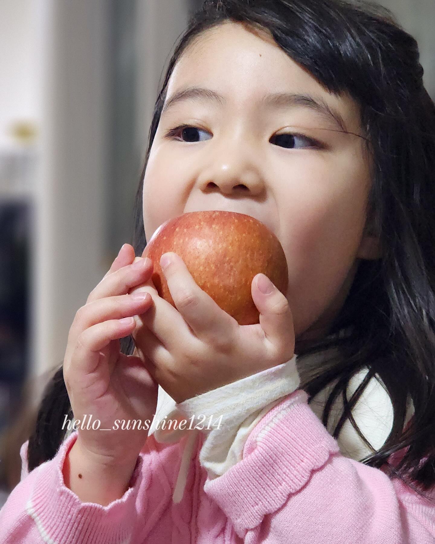 언제나 예쁘게 사진 찍어주는 🥰 
꼬맹이 큰이모 큰이모부의 시선❤️📷

1. #백설공주 처럼 사과가 먹고싶었던 꼬맹이
2. 큰이모부와의 끝없는(!) 술래잡기의 서막 

#주말기록 #예쁜어린이 #핑크공주 #육아기록 #이모찬스 
#생후63개월 #예쁜일곱살 #어느새어린이