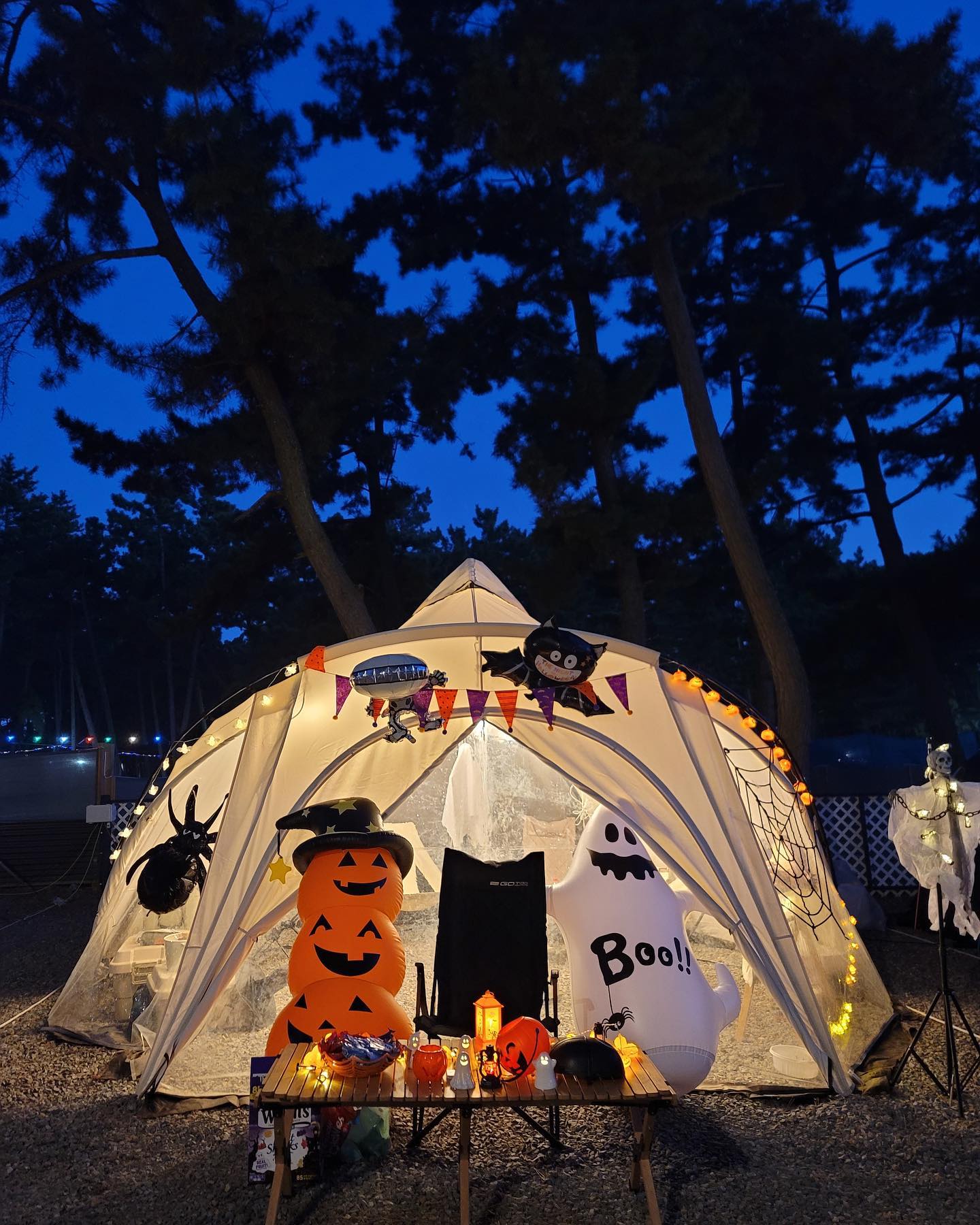 🎃10장 꽉 채운 할로윈캠핑🎃

조카들과 
할로윈 캠핑을 다녀왔는데요!
캠장님이 할로윈에 너무 진심이신거있죠?

낮에는 아이들을 위한
미션과 게임,야시장,프리마켓
밤에는 할로윈의 꽃 trick or treat🍭

그리고 아이들의 웃음을 위해
열심히 꾸미시고 참여하시는 
부모님들 완전 존경합니다!!!