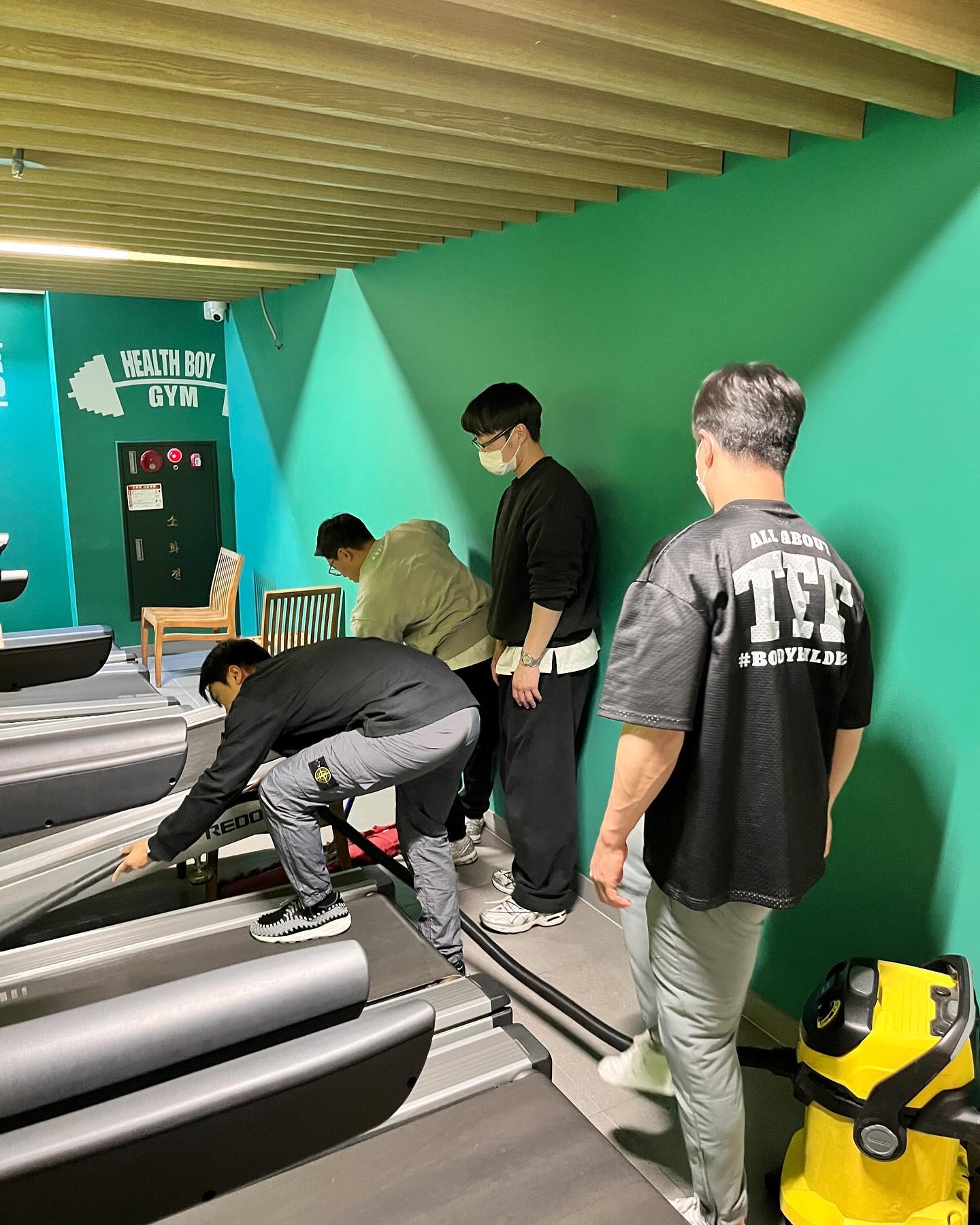 런닝머신까지 들어내서 꼼꼼하게 청소했습니다!!
사소할 수 있는 부분까지 주기적으로 청소하며 시설관리에 노력하고 있습니다ㅎㅎ
불금인데  헬스클럽 오시죠🔥🔥