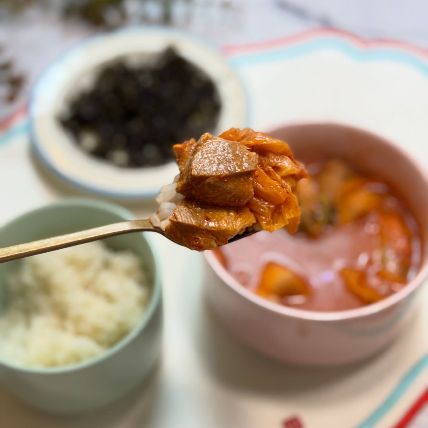 #협찬 다발프레쉬몰 통돼지김치찌개 밀키트로 든든한 한끼 즐기기😋 유산균이 풍부한 국내산 김치와 1+ 암퇘지, 통영멸치육수로 만들어 새콤매콤한 김치찌개의 맛이 제대로 살아있다.

조리하기도 간편한데 끓이는 동안 김치의 매콤한 향이 퍼져 기분이 좋아짐! 고기는 부드럽고 육즙이 가득해 한 입 베어물면 풍미가 확 살아난다. 좋은 재료를 사용한 점이 확실히 느껴져서 더욱 만족스러운 밀키트👍🏻

김치찌개 특유의 깊은 맛과 감칠맛이 잘 어우러져 집에서도 맛집의 품질을 느낄 수 있는 다발김치찌개. 캠핑장에 갈때나 바쁜 날에도 손쉽게 맛있는 한 끼를 즐길 수 있어서 강추하고 싶다🥰

#다발김치찌개 #통돼지김치찌개 #밀키트맛집 #김치찌개밀키트 #김치찌개맛집 #다발프레쉬몰 #다발김치찌개 #통돼지김치찌개 #대학로맛집 #찌개밀키트 #찌개밀키트