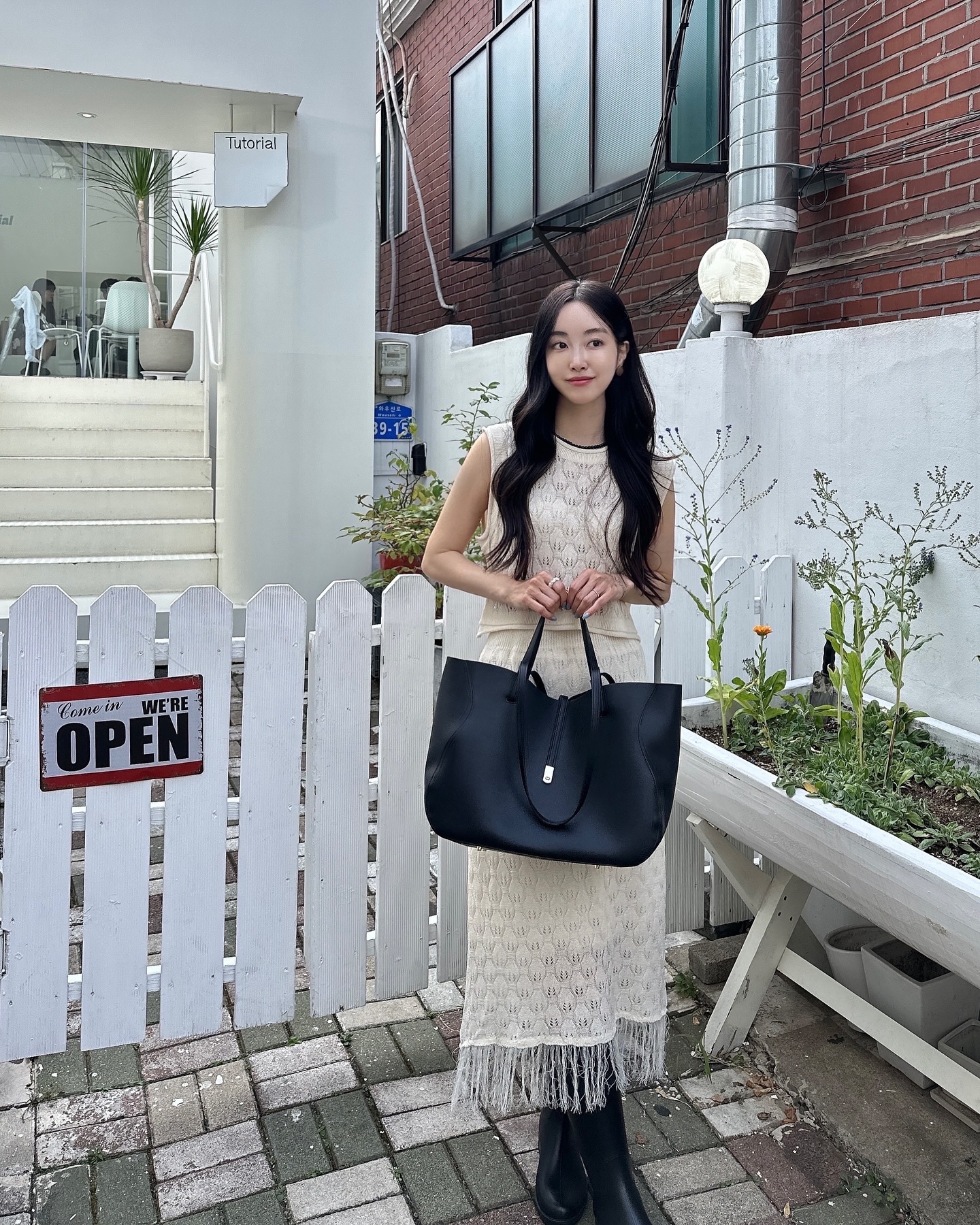 애정하는 𝐛𝐞𝐦𝐲𝐦𝐨𝐨𝐝에서 #제품제공 받은 로드백 🖤
유연한 쉐입이 주는 우아한 분위기와 #토트백 #숄더백 으로 다양하게 활용 가능한 투웨이 디자인 매력적인 #데일리백 이에요!

수납력도 좋아 언제든 들기 좋은 #보부상백 인 점 까지 완벽한
bemymood_official 로드백 만나보시길 바라며 ︠♡ *･